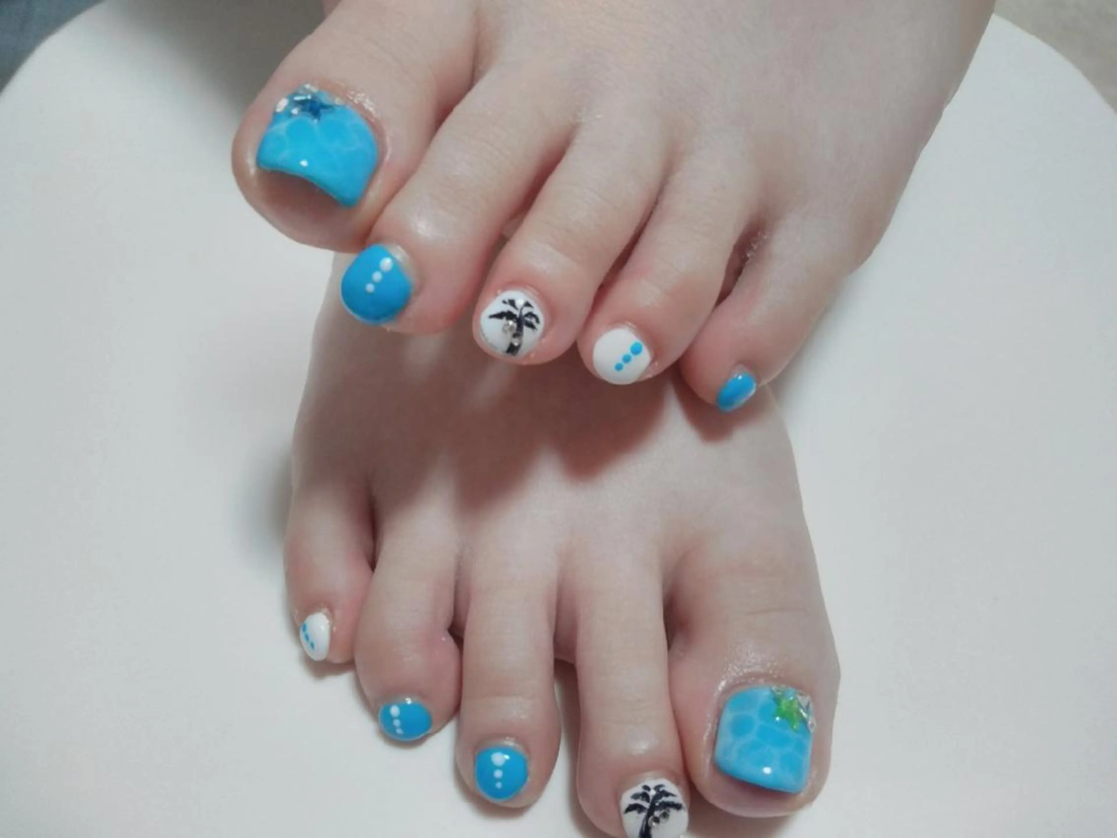 ネイル フットネイル エステとネイル ローズコンフォートのネイルデザイン