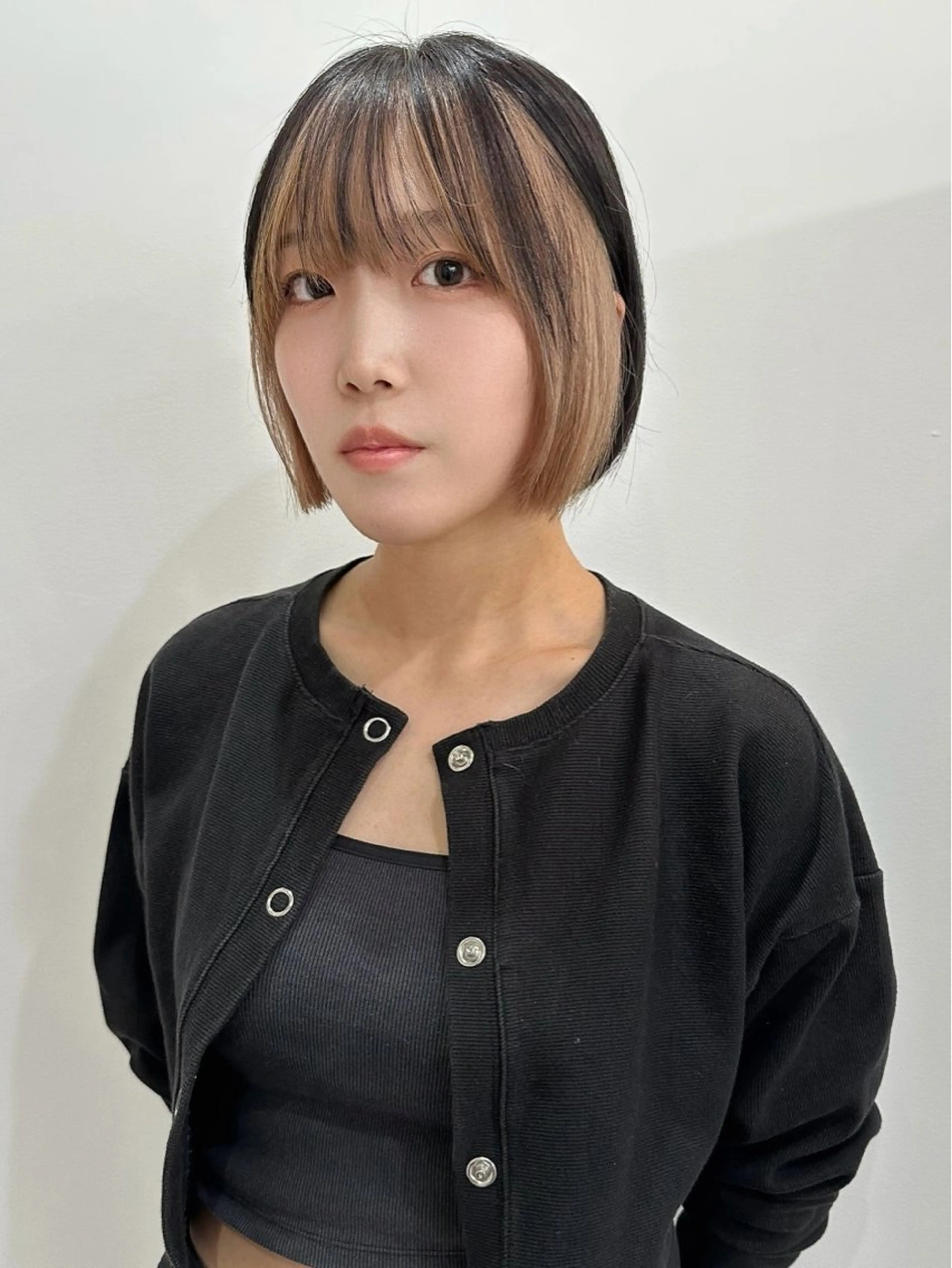 ショート カラー ヘアアレンジ ショートボブ ミストバング ベージュカラー ブリーチ  フェイスフレーミング 切りっぱなしボブ/ デザインカラー店長のヘアスタイル