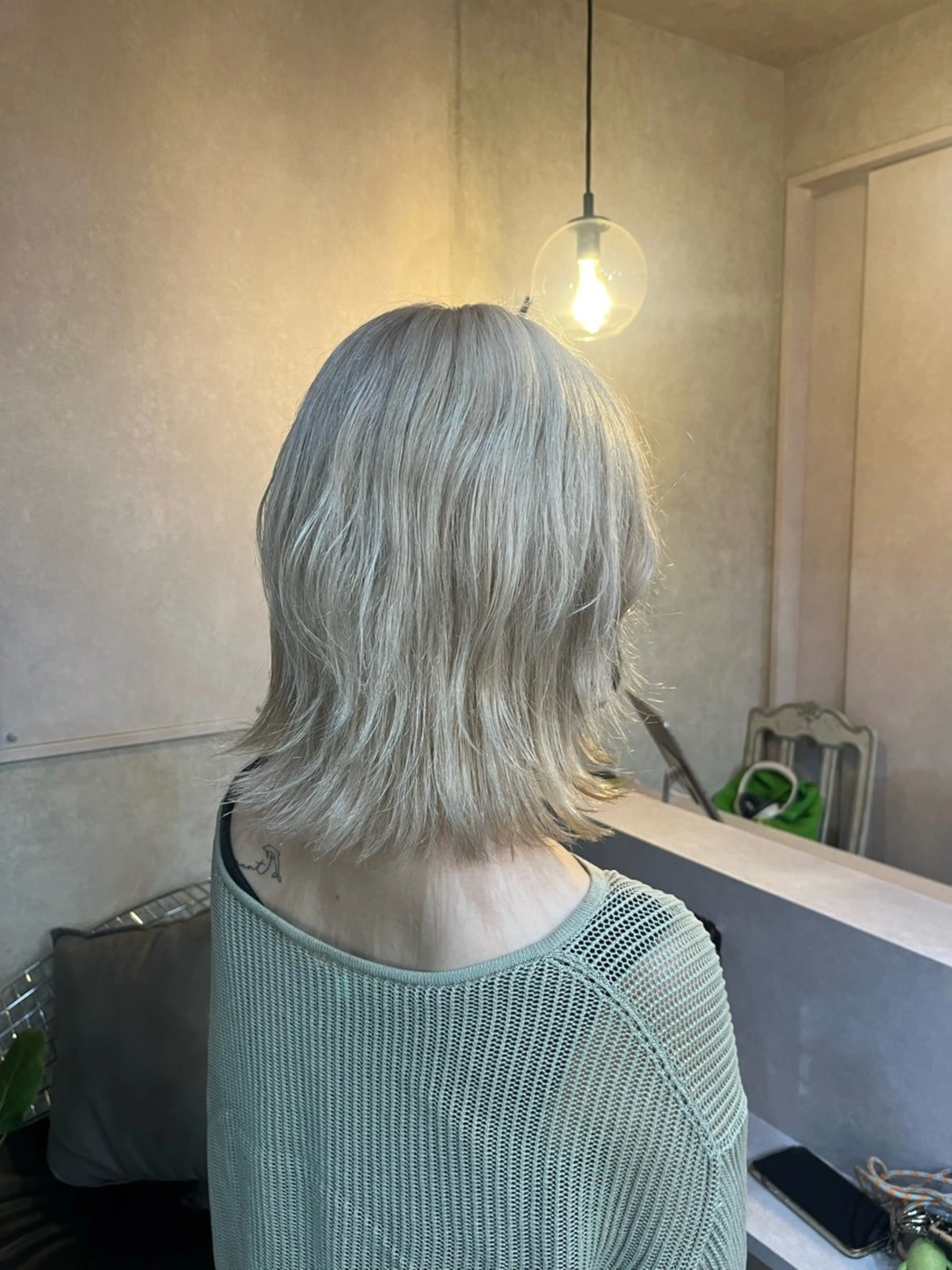 ミディアム カラー ブリーチ 抜きっぱなしブロンド ウルフカット ere 代々木公園所属・みほ/ニュアンス/ モード/艶カラーのヘアスタイル