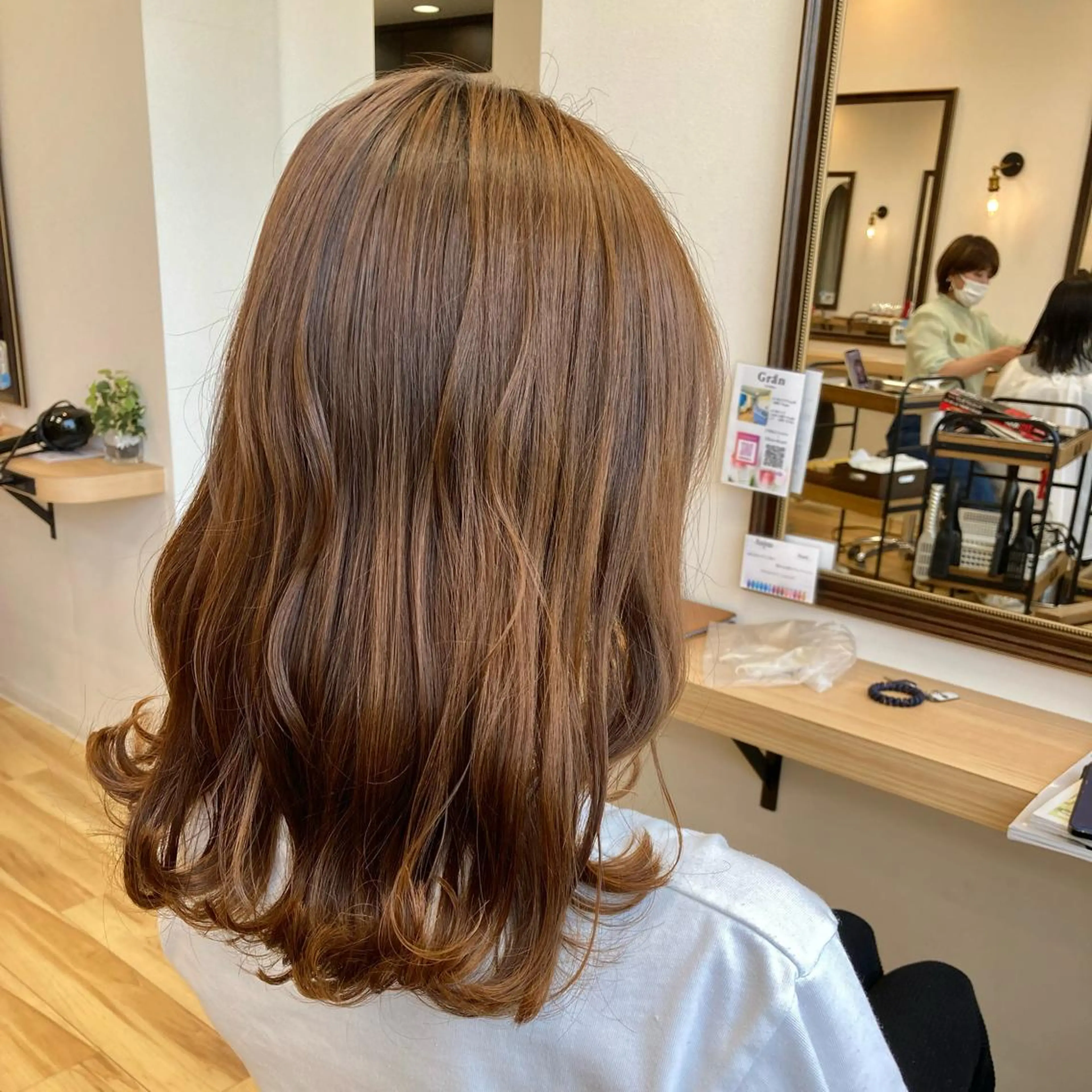 セミロング カラー ブリーチ ハイライトカラー メッシュ ハイライト 大野 まゆのヘアスタイル