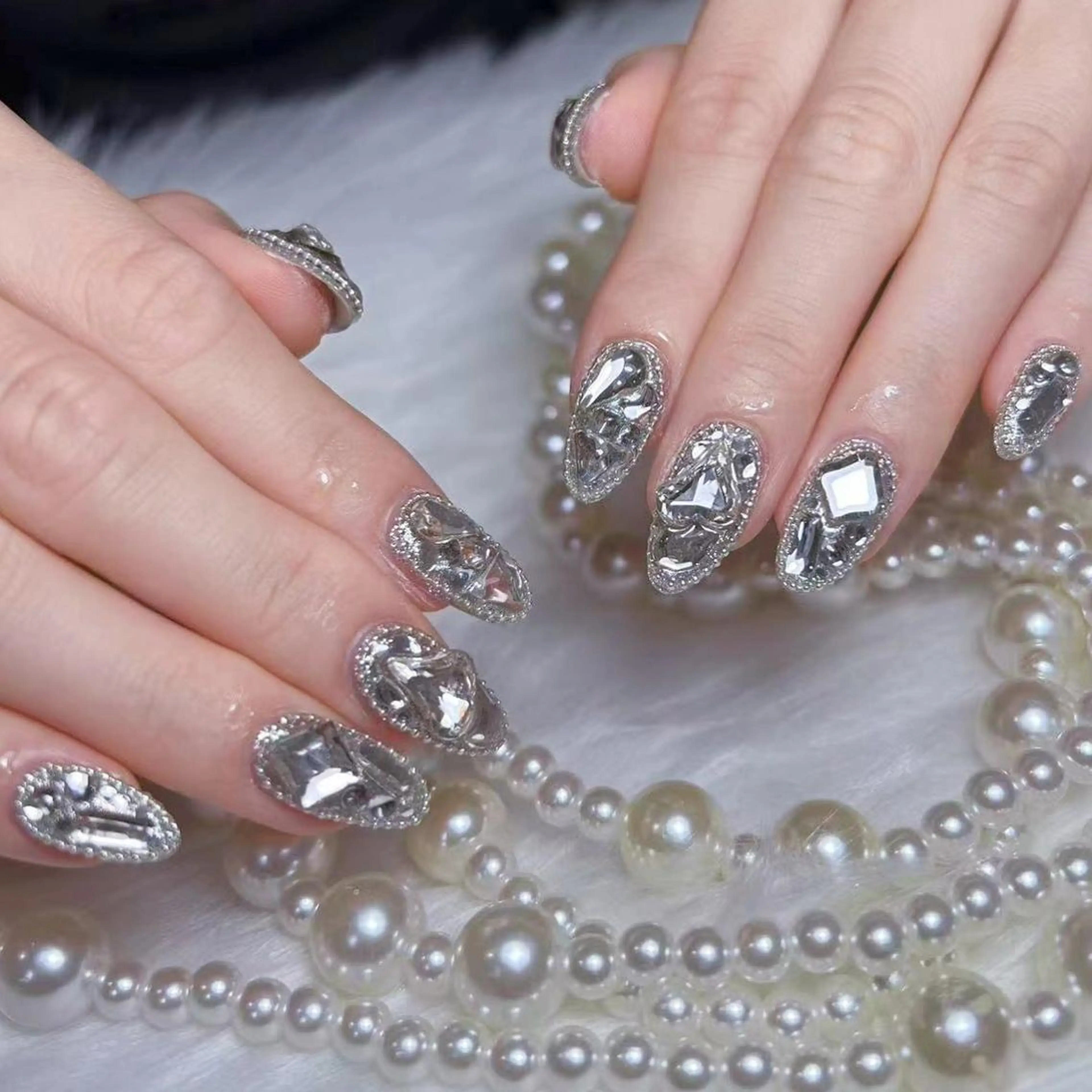 ネイル アートネイル オーロラネイル ガーリー キラキラネイル 韓国ネイル ハンドネイル DIAMOND 💦のネイルデザイン