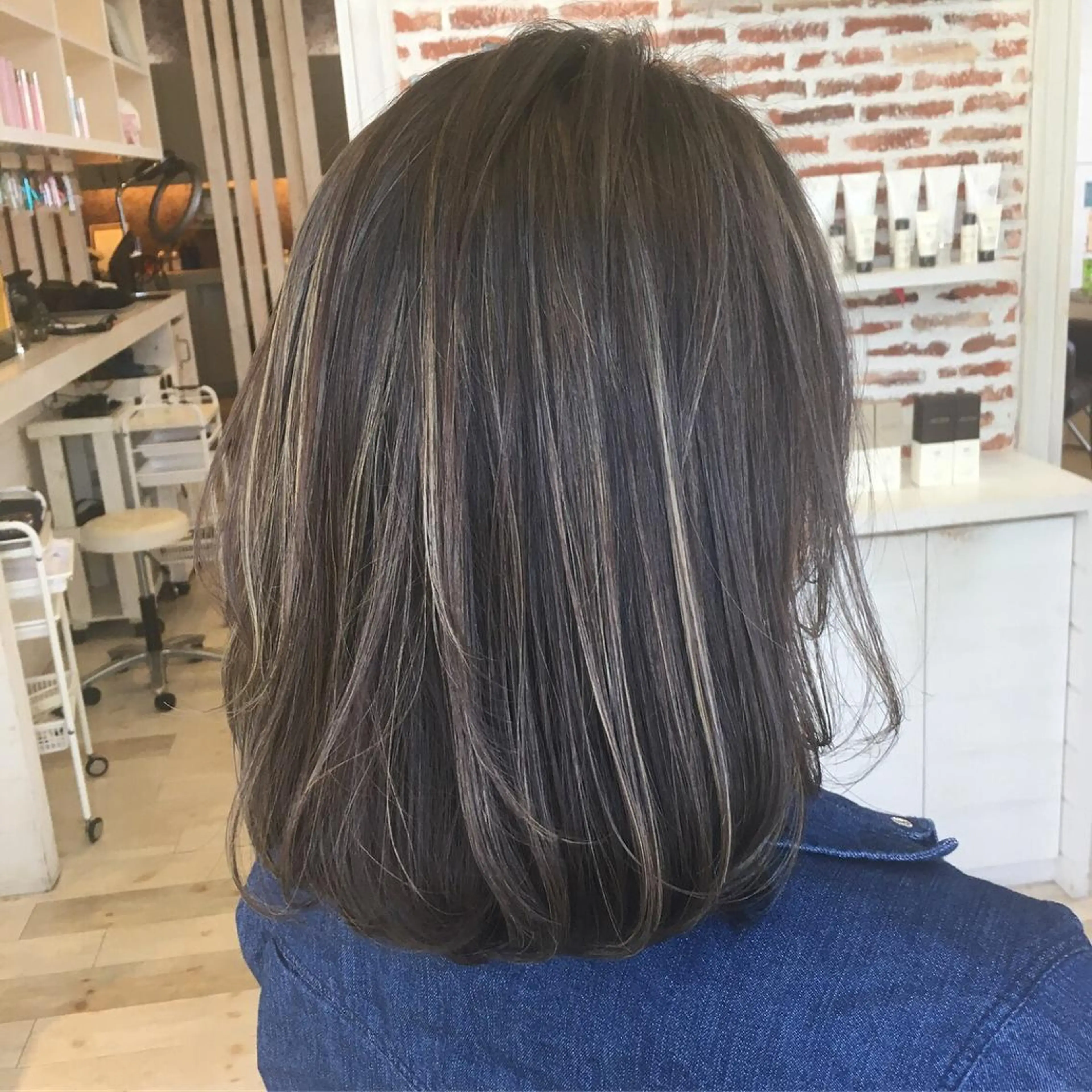 セミロング カラー アッシュ アッシュグレー ハイライトカラー ハイライト Crén by marie 真嘉比店所属・東恩納 誠のヘアスタイル