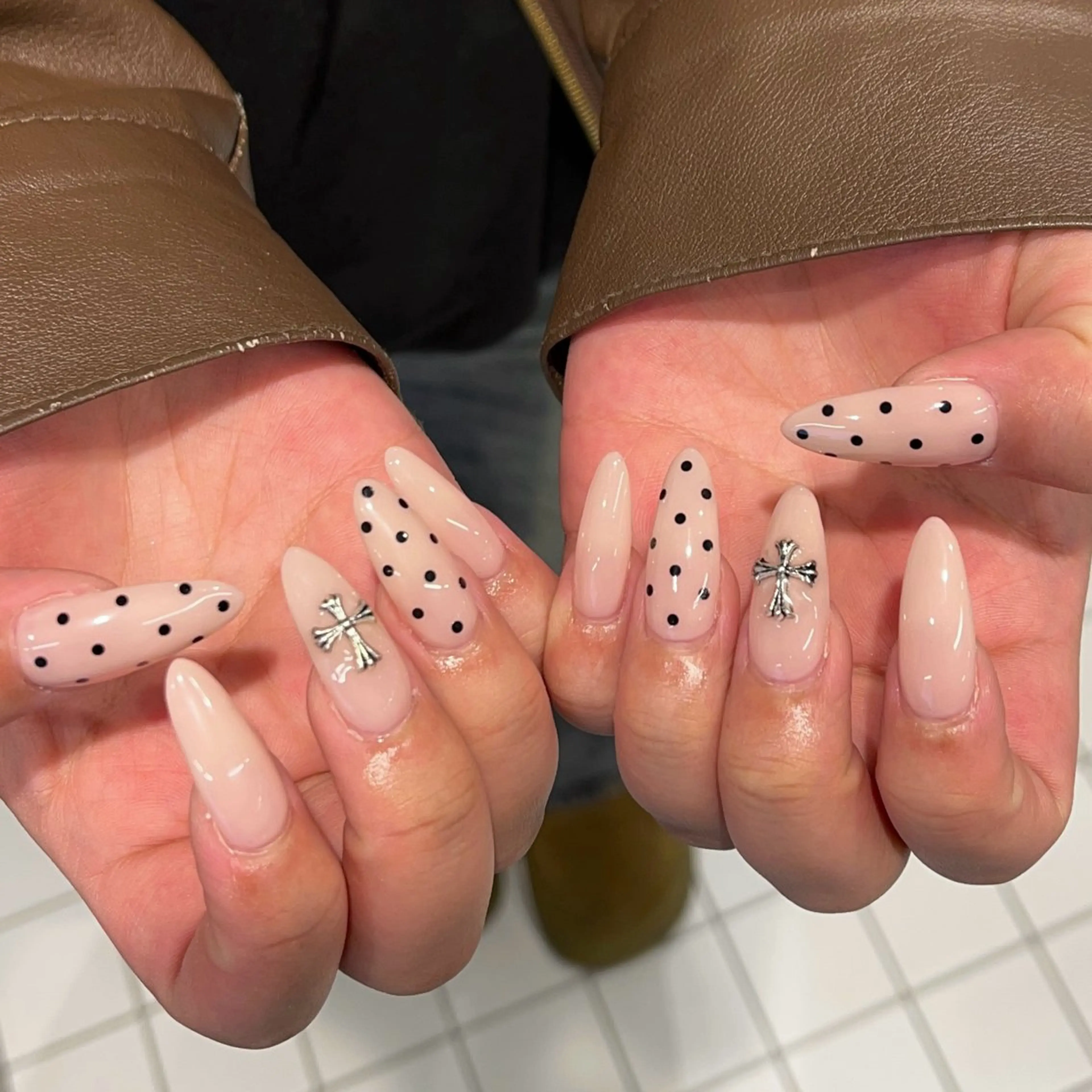 ネイル ドット キラキラネイル ロングネイル リボン 冬ネイル ハンドネイル eight nail 春菜のネイルデザイン