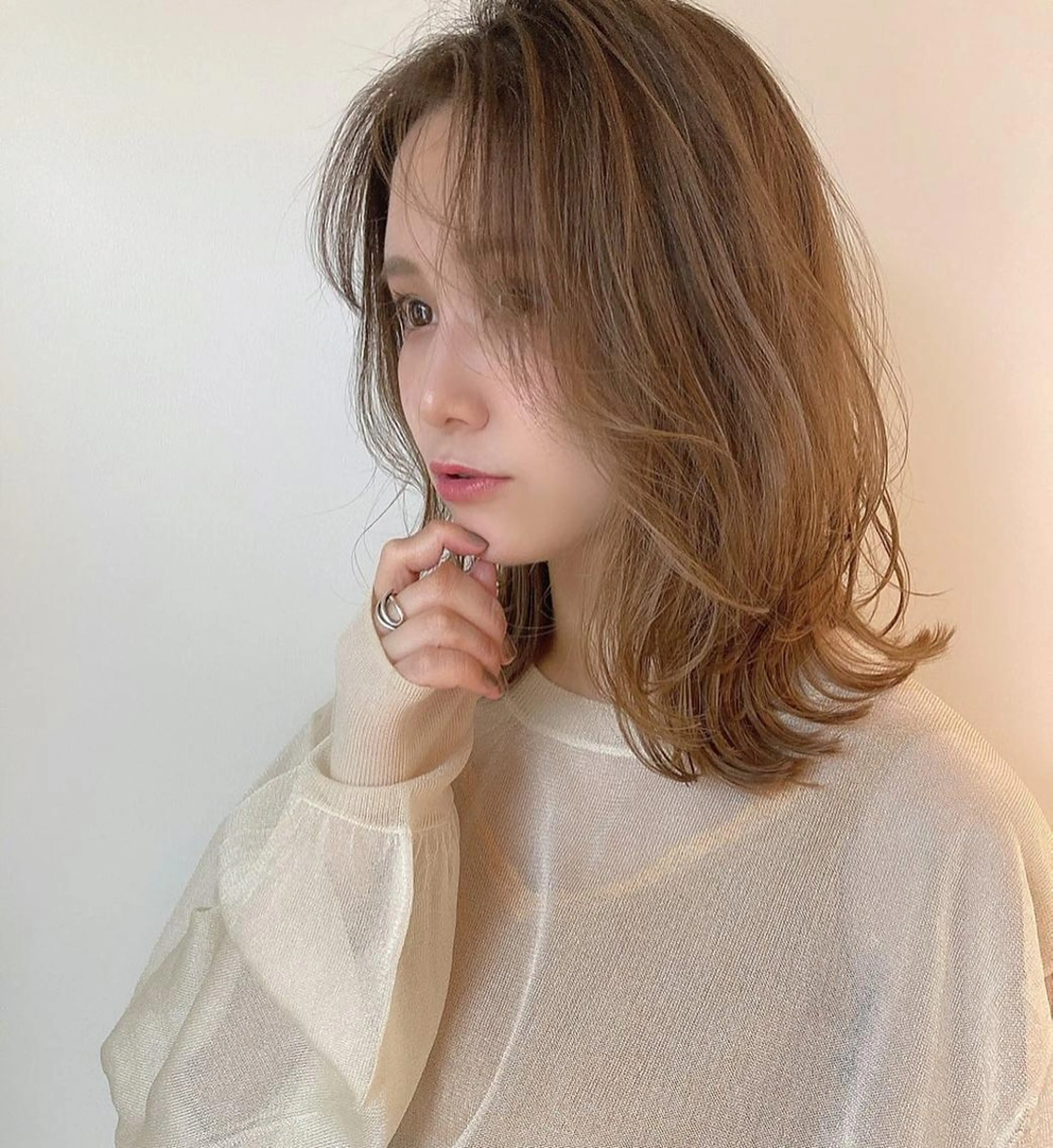 ミディアム カラー ヘアアレンジ ミディアムパーマ ベージュカラー 透明感カラー ハイライトカラー ミルクティーベージュ 韓国/髪質改善💘 櫻井かれんのヘアスタイル