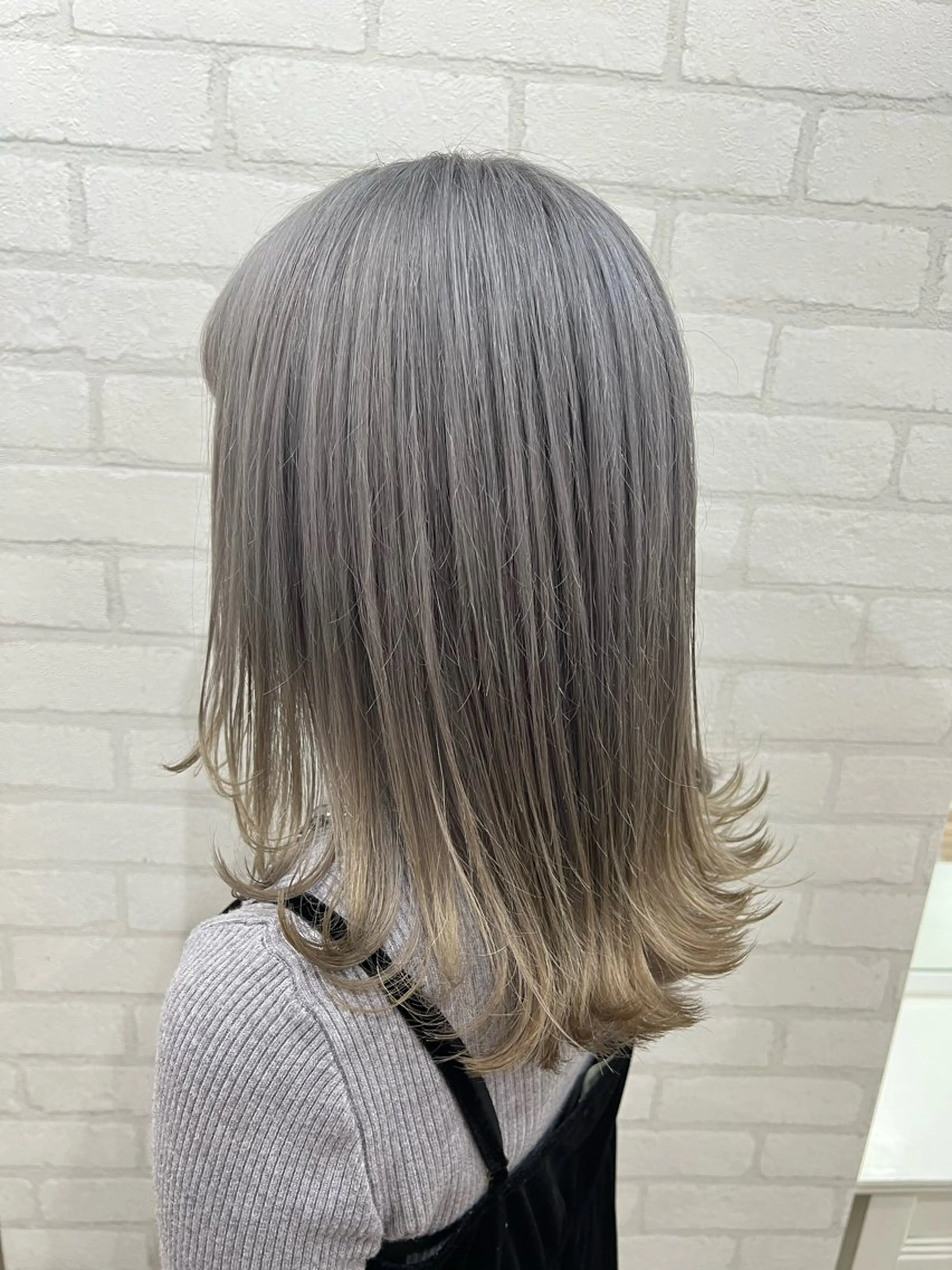 ミディアム ミルクティーカラー グレージュ　高山慧輔のヘアスタイル