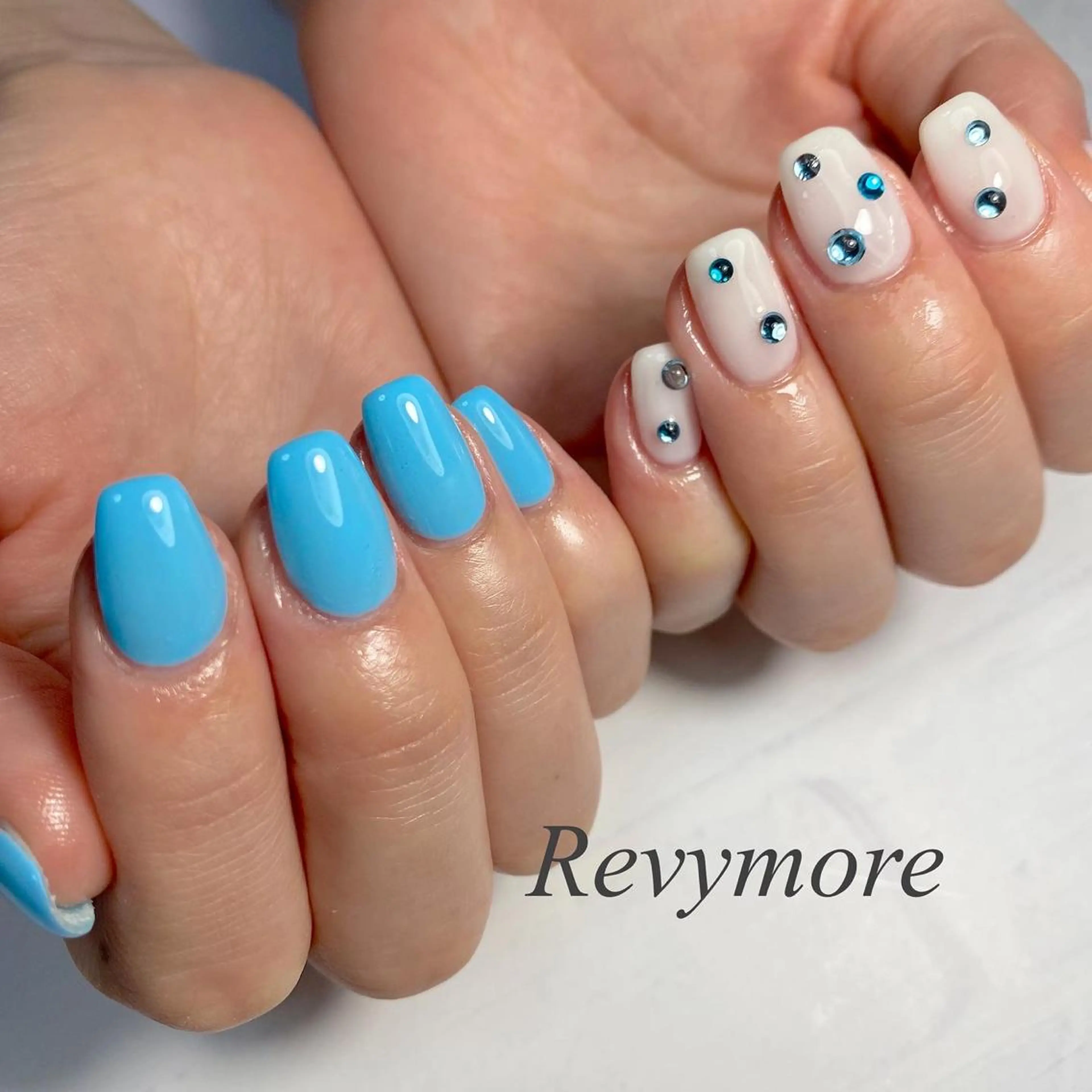 ミディアム ネイル 韓国風ヘア ジェルネイル キラキラネイル 韓国ネイル 水色 nail salon Revymore所属・nail salon Revymoreのネイルデザイン