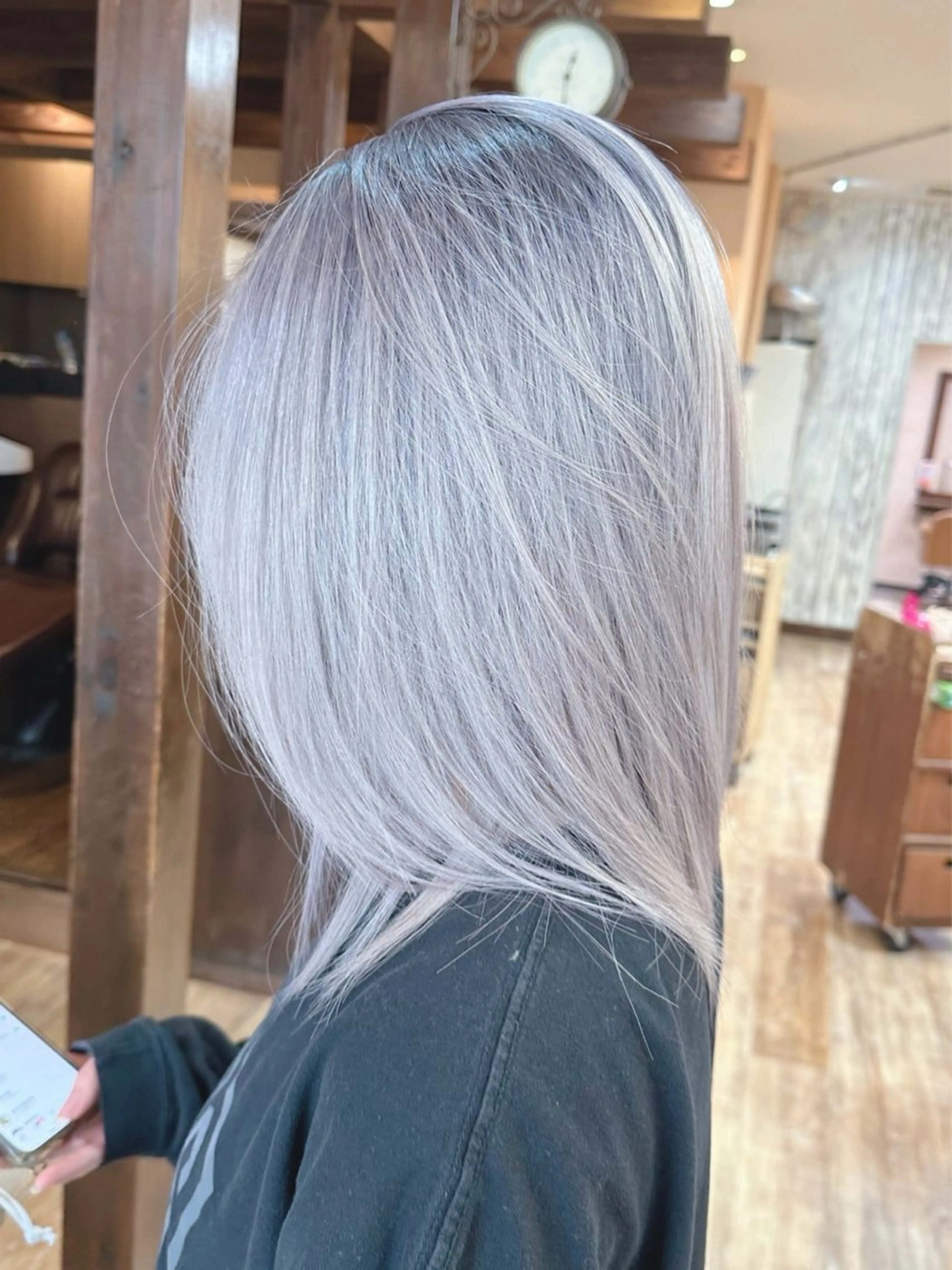 セミロング ヘアカラー かのブリーチカラー 🎧⛓️🩶のヘアスタイル