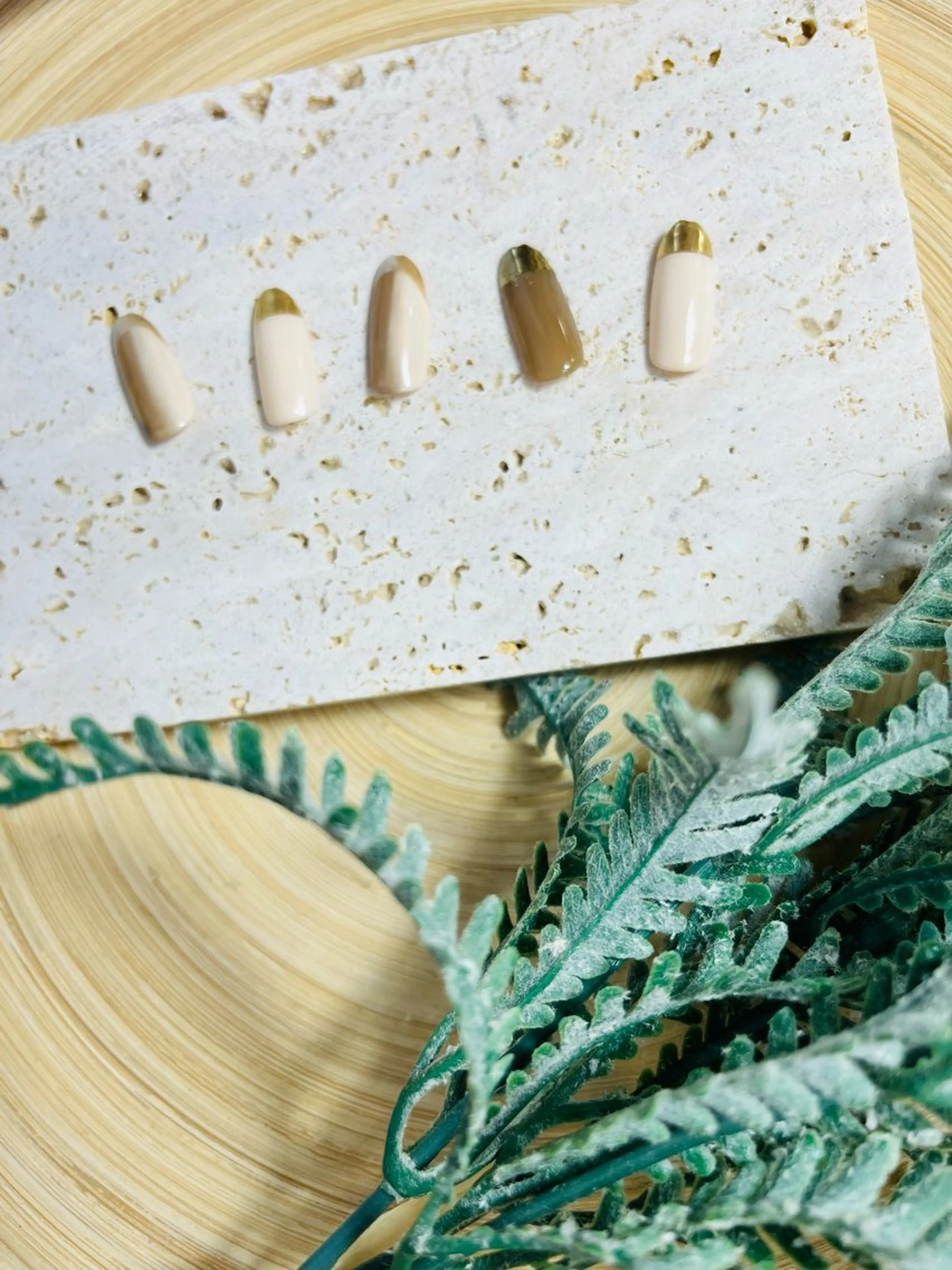 ネイル ブラウン ゴールド nail room.のネイルデザイン