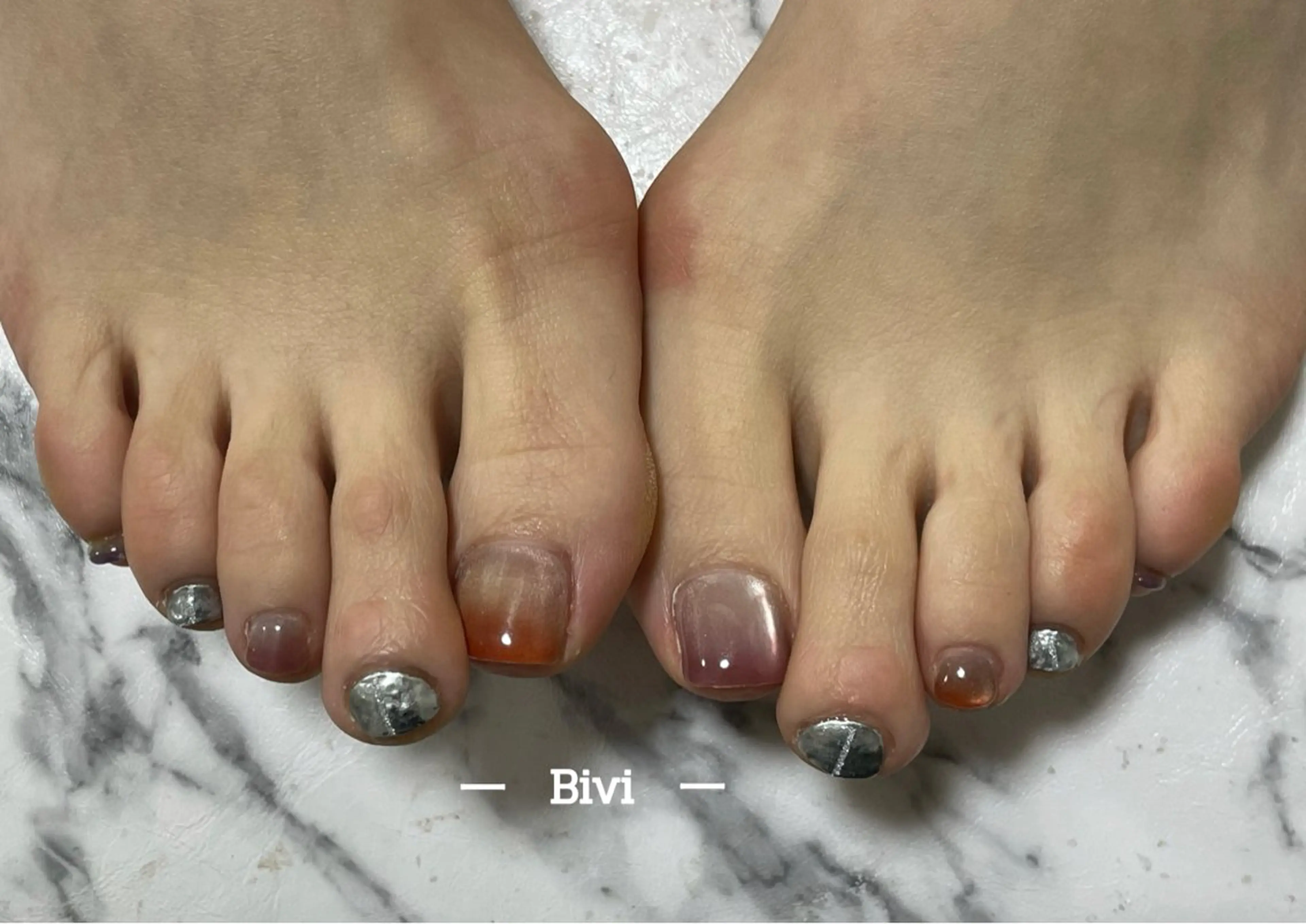 ネイル アートネイル フラッシュネイル フットネイル ラメ(グリッター) シルバー ハンドネイル ハンドケア ♡Bivi♡自爪に 優しいネイルサロンのネイルデザイン