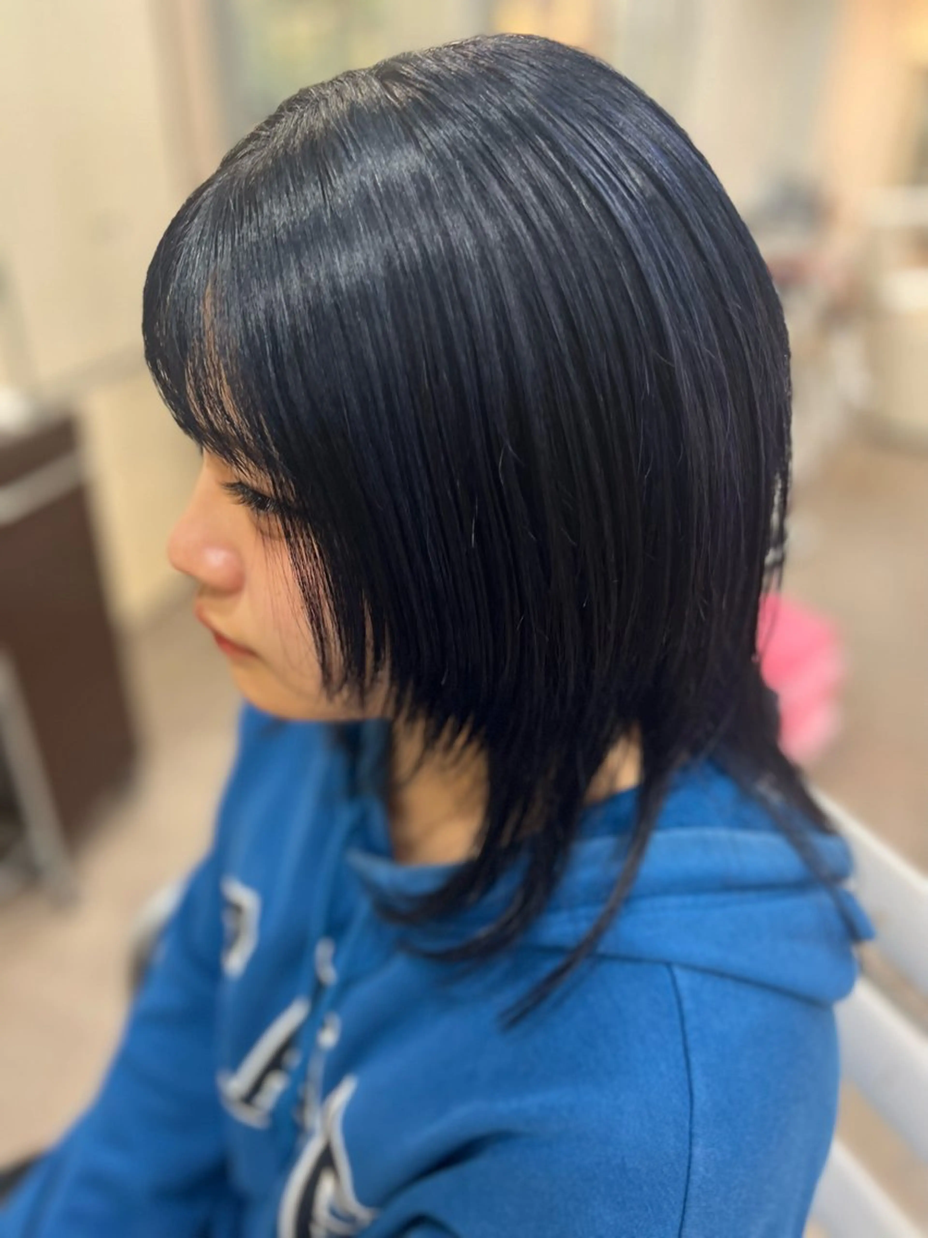 ミディアム カラー 黒髪 ブルーカラー ブルーブラック 顔周りカット レイヤーカット 鈴木 一翔のヘアスタイル