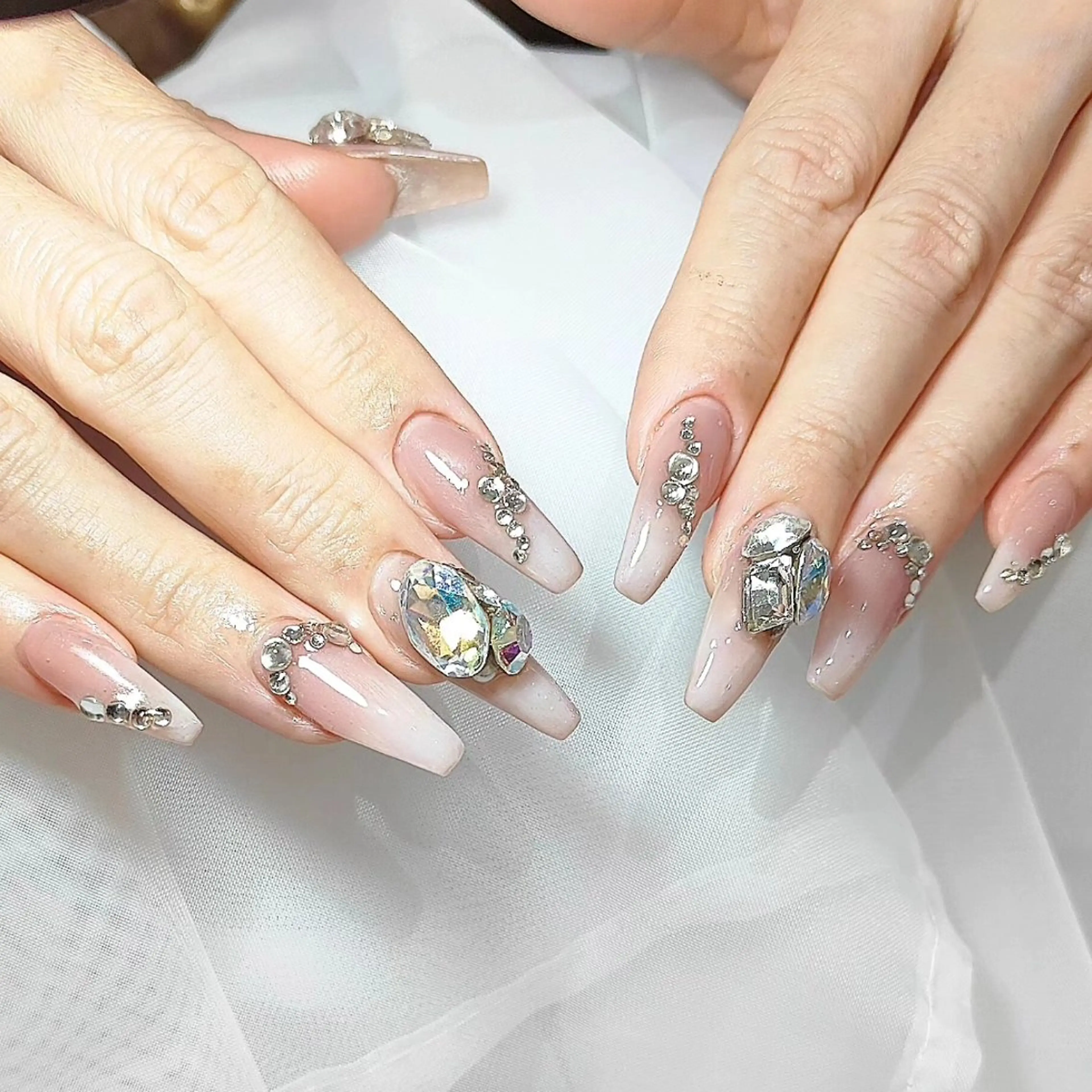 ネイル キラキラネイル ストーンネイル ネフレル　ネイルサロン所属・nefureru nailsalonのネイルデザイン