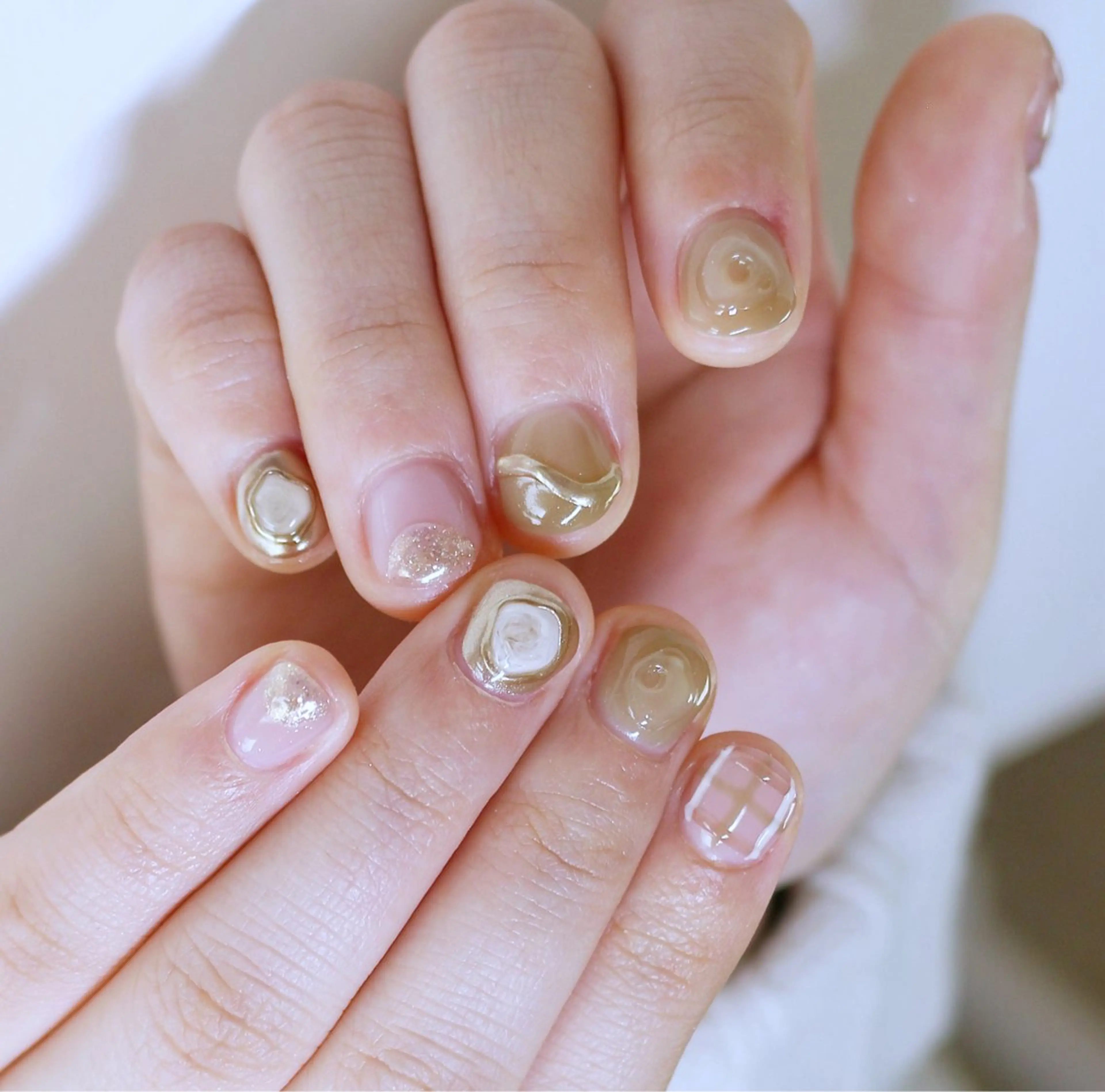 ネイル ブラウン ミラーネイル ニュアンスネイル ホワイト ハンドネイル Baku Nailsのネイルデザイン