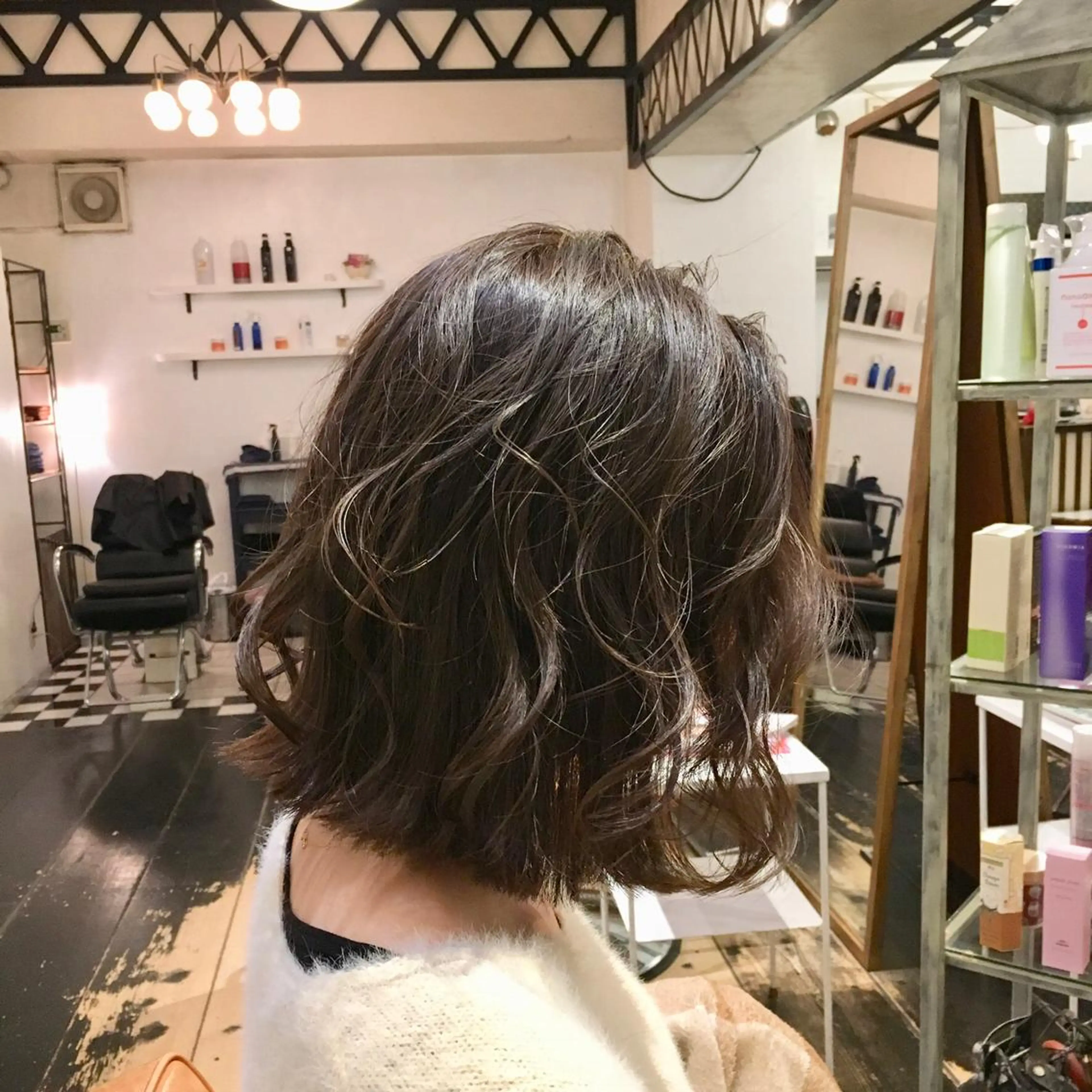 ミディアム カラー 切りっぱなしボブ アッシュ ハイライトカラー ボブ ハイライト h a k u 大倉 卓人のヘアスタイル