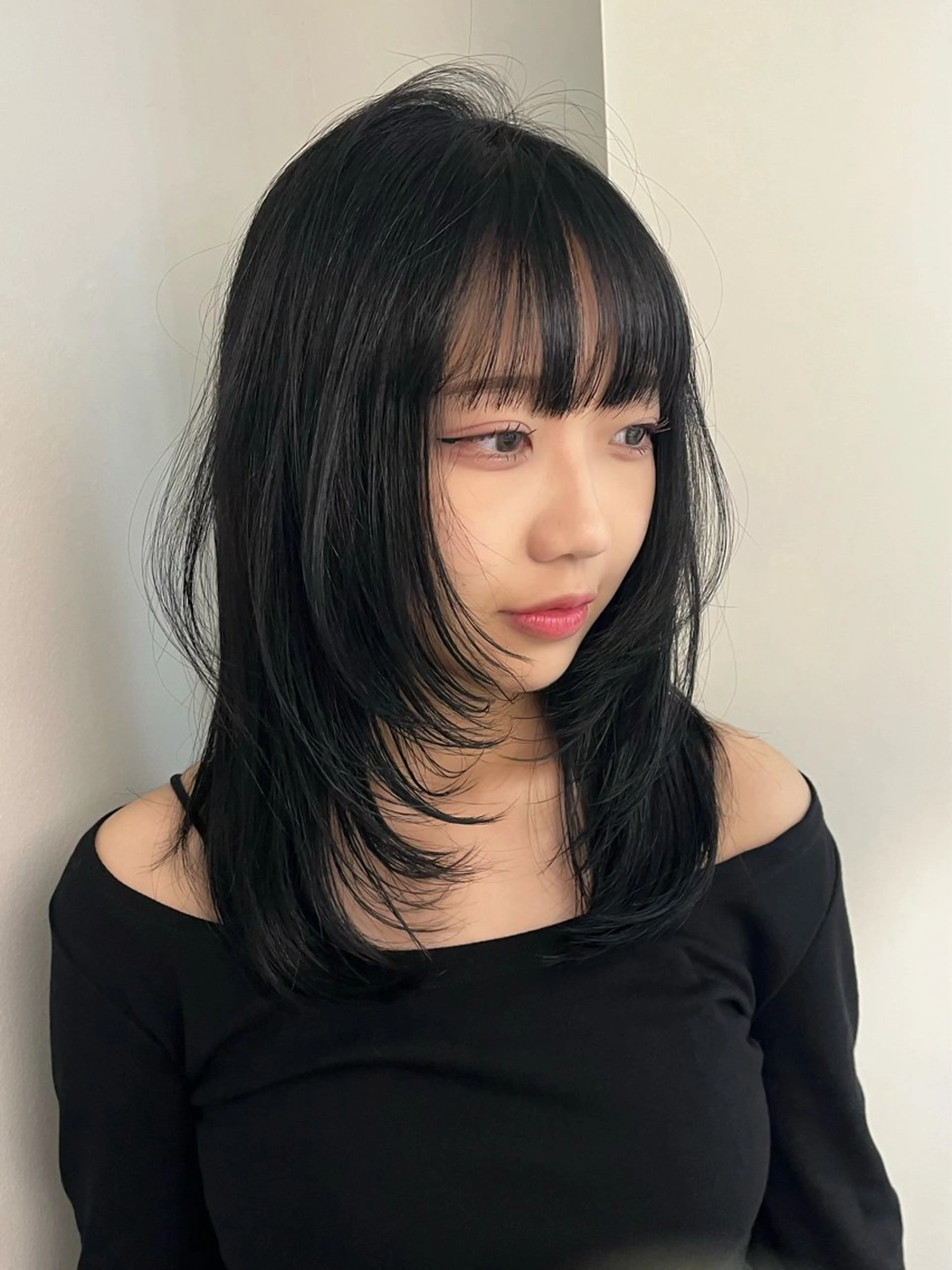 セミロング カラー 透明感カラー レイヤーカット シャギー Airi 韓国y2k レイヤーカットのヘアスタイル