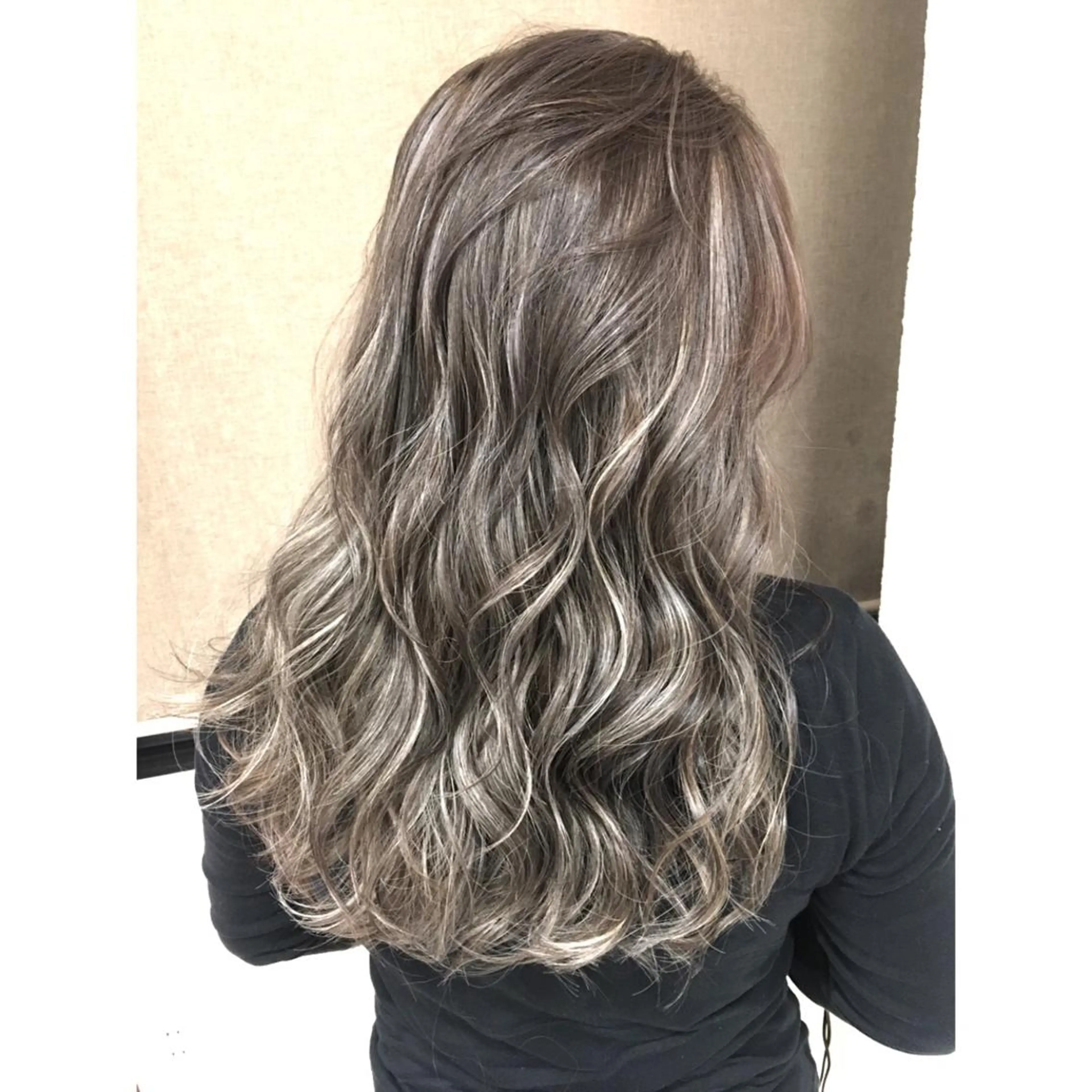 ロング カラー ヘアアレンジ ネイル マツエク・マツパ ハイライトカラー シルバー 3Dハイライト ハイライト シルバー ヘアカラー トリートメント 井上 一平のヘアスタイル