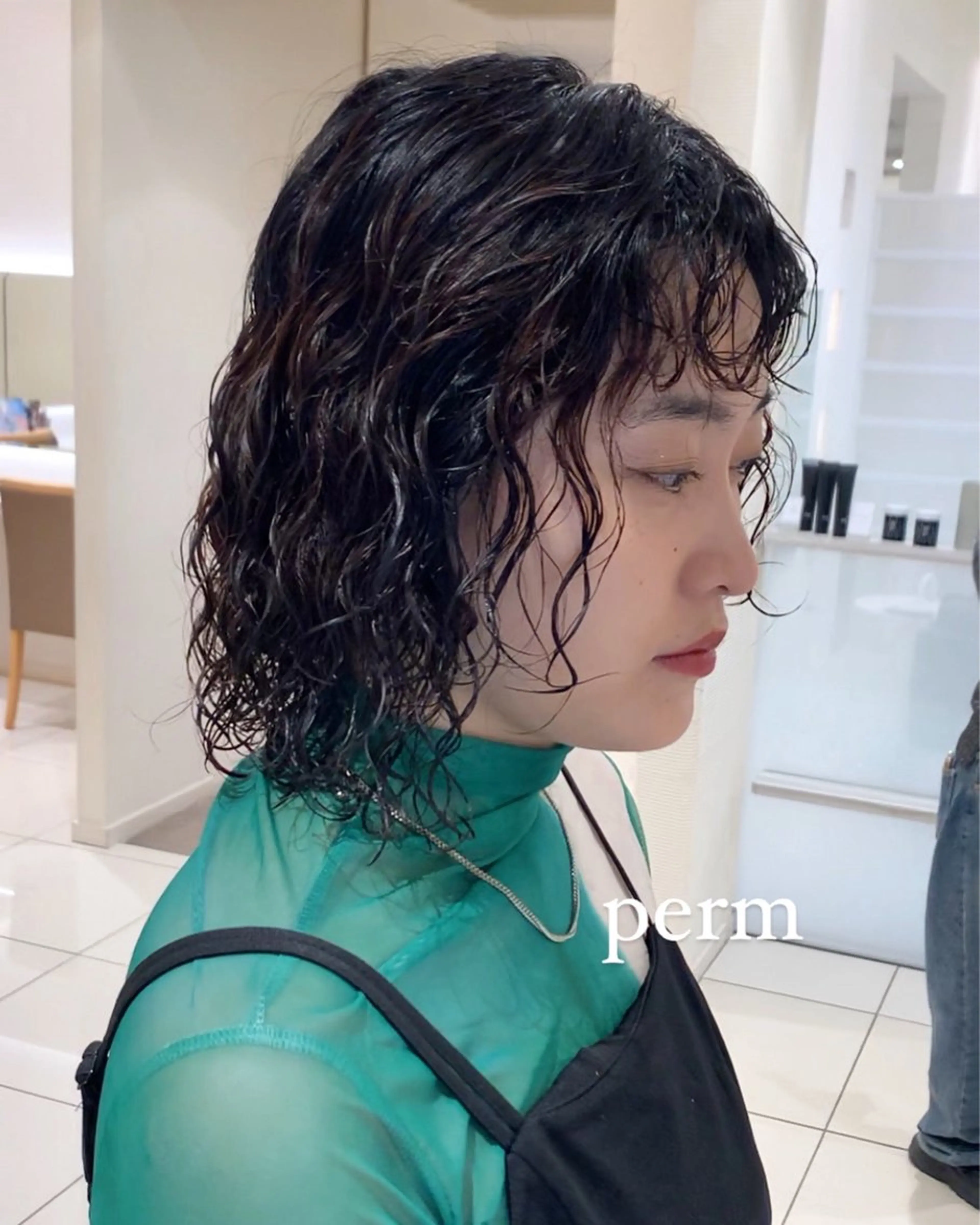 ミディアム 赤みオフの透明感職人 /ケア重視の美髪施術のヘアスタイル