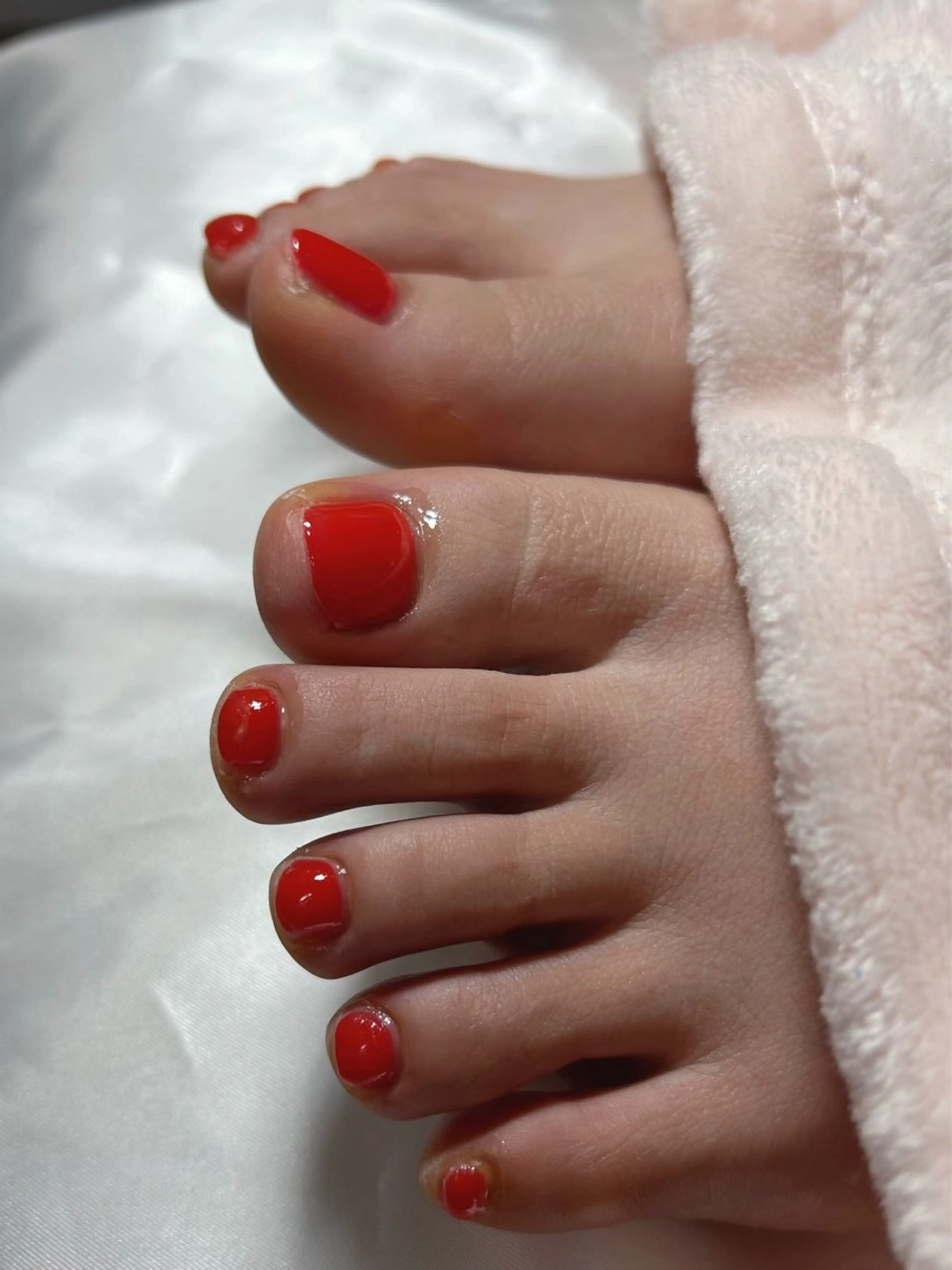 ネイル 赤色 フットネイル Bestnail所属・Best Nail Yu🎀🫧のネイルデザイン