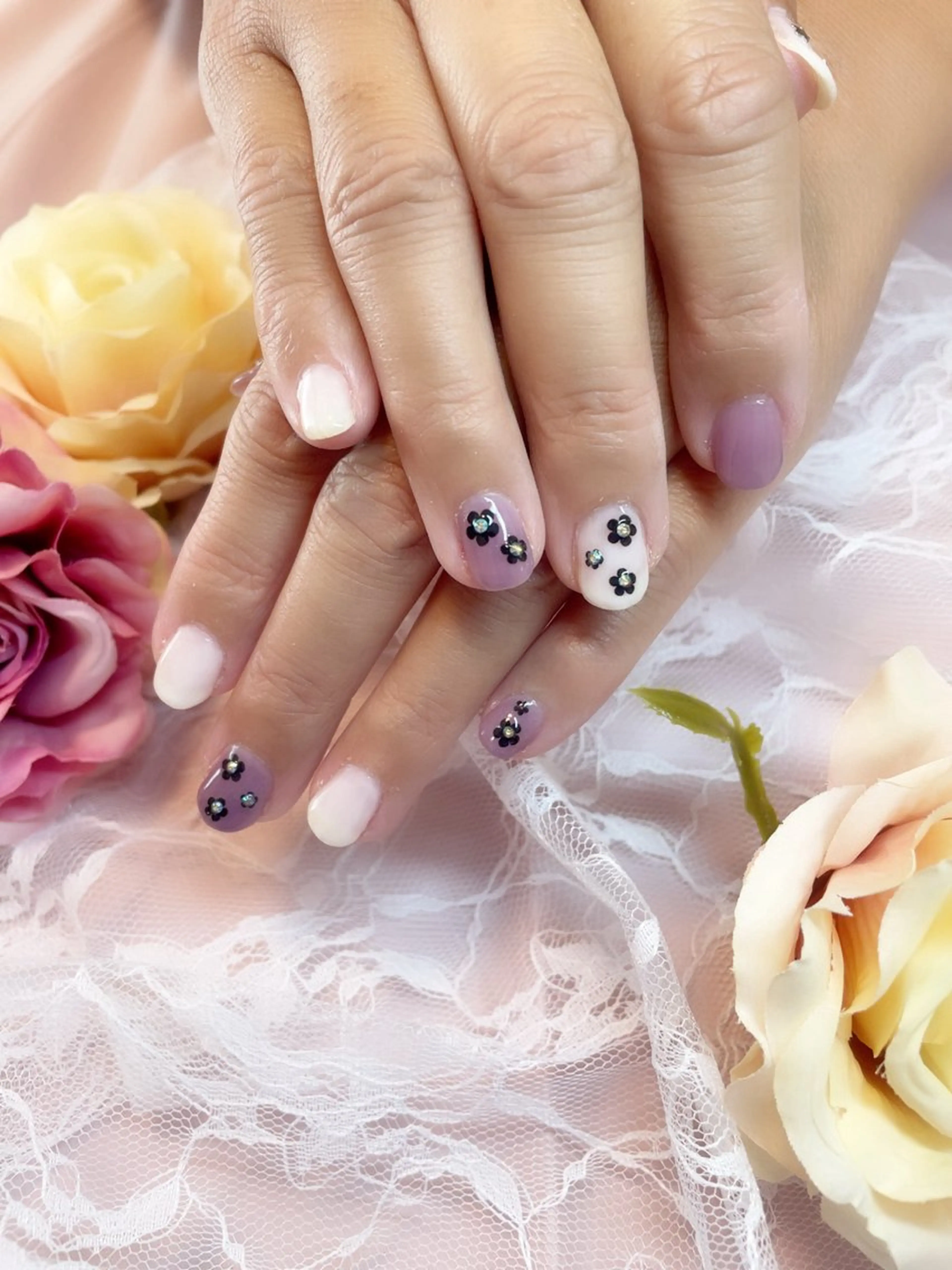 ネイル フラワーネイル パープル シンプルネイル ホワイト A.free✧*｡ アレルギー対応✧*｡のネイルデザイン