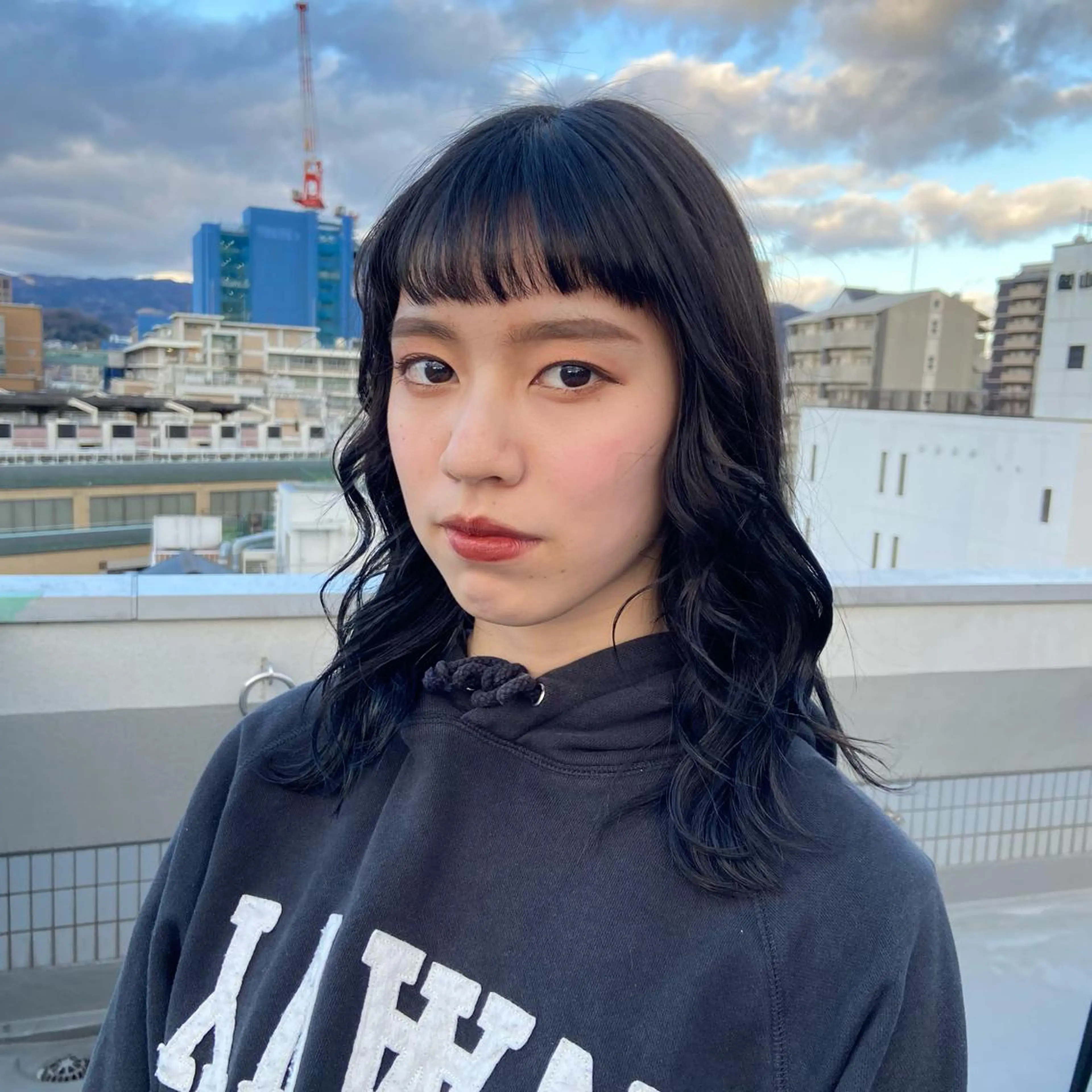 セミロング カラー ヘアアレンジ 黒髪 オン眉 TIDEHAIR SHIHOのヘアスタイル
