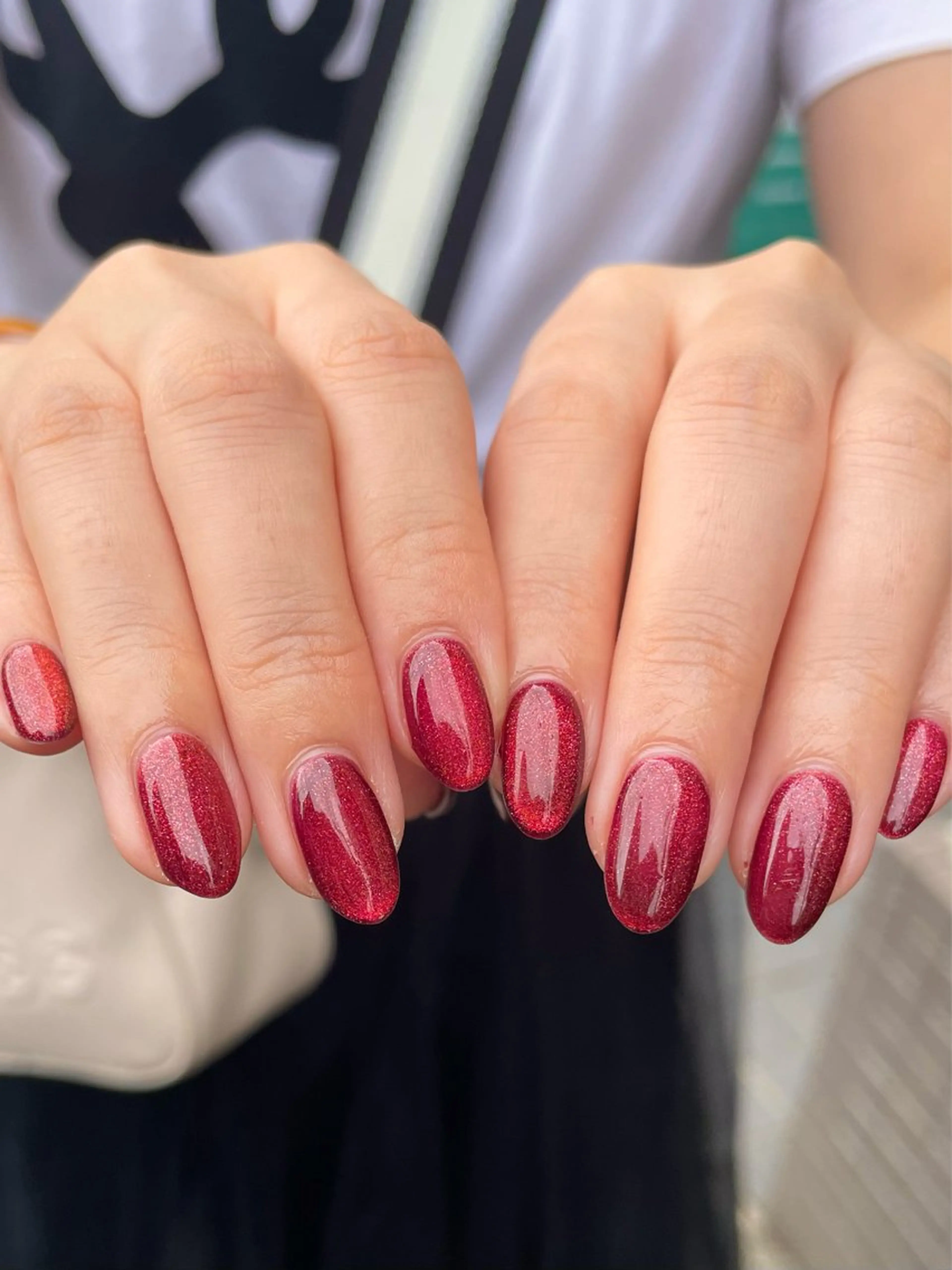 ネイル キラキラネイル マグネットネイル 赤色 ハンドネイル ハンドケア 🎀NAIL🎀 AI🪄︎︎◝✩のネイルデザイン