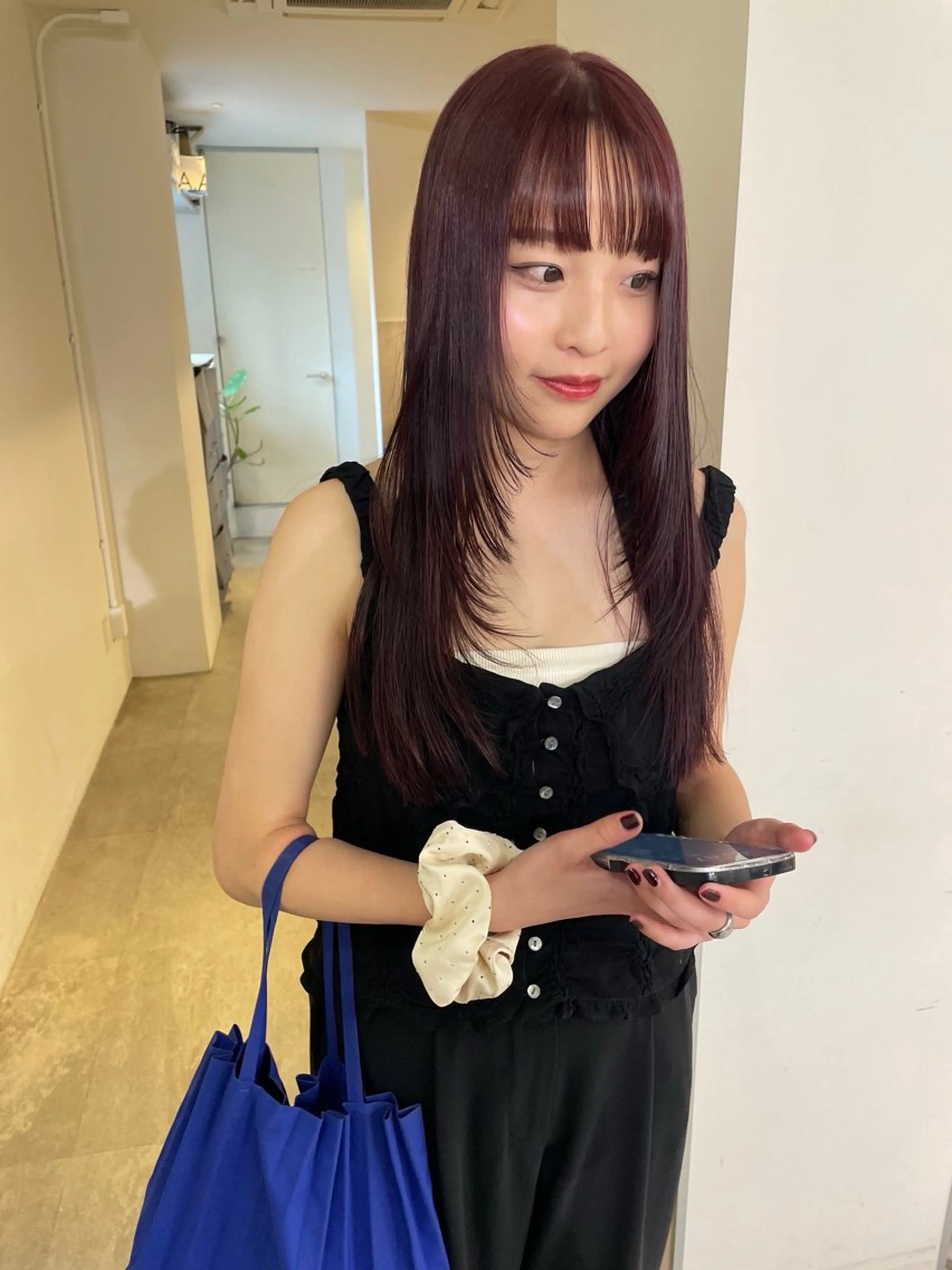 ロング カラー ロングレイヤー ボルドーカラー レッドカラー 顔まわりレイヤー レイヤーカット カット ヘアカラー トリートメント MIU/ルーツカラー 顔まわりレイヤーのヘアスタイル