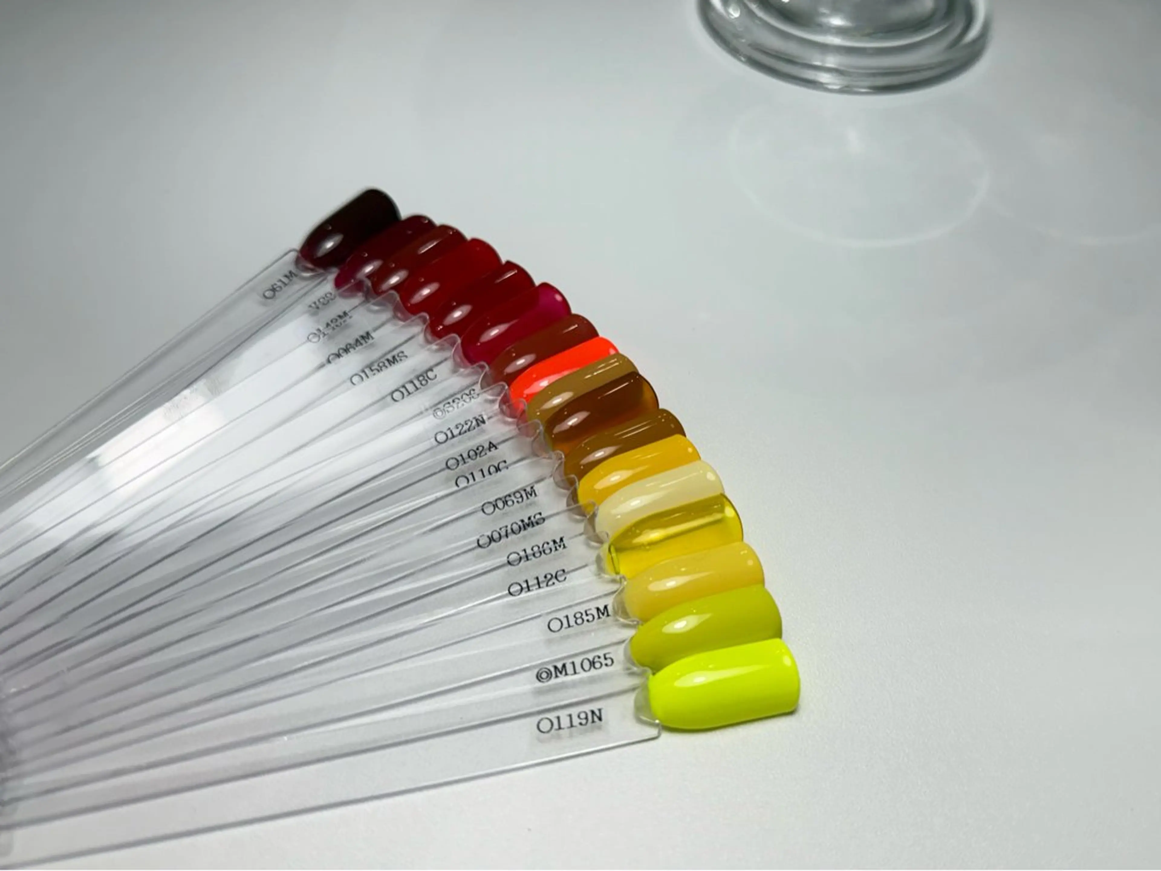 ネイル ワンカラーネイル 赤色 黄色 ハンドネイル Plus Ewalu / mihiroのネイルデザイン