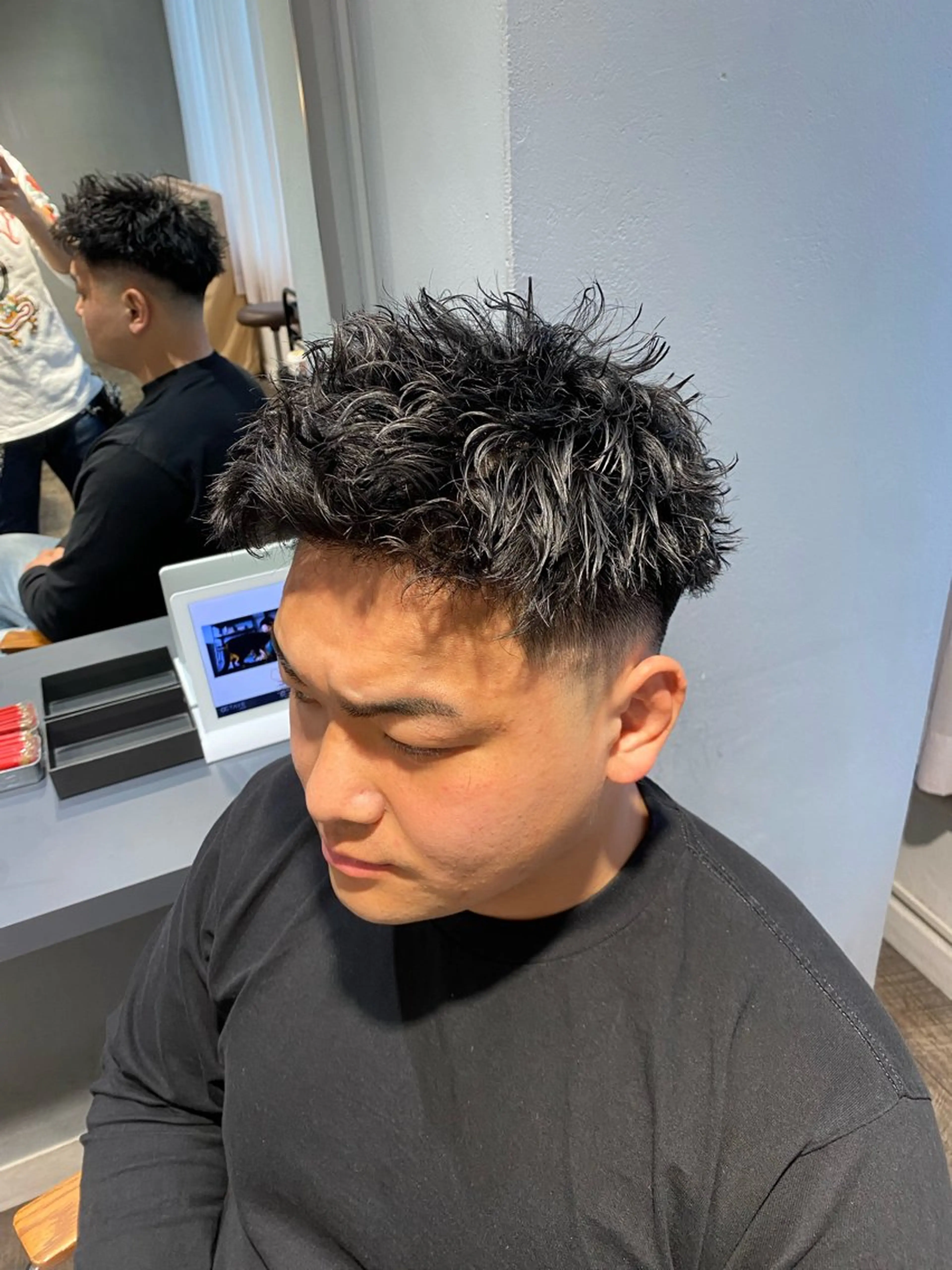 ショート パーマ メンズ フェードカット メンズパーマ スキンフェード カット パーマ 江﨑 翔のヘアスタイル