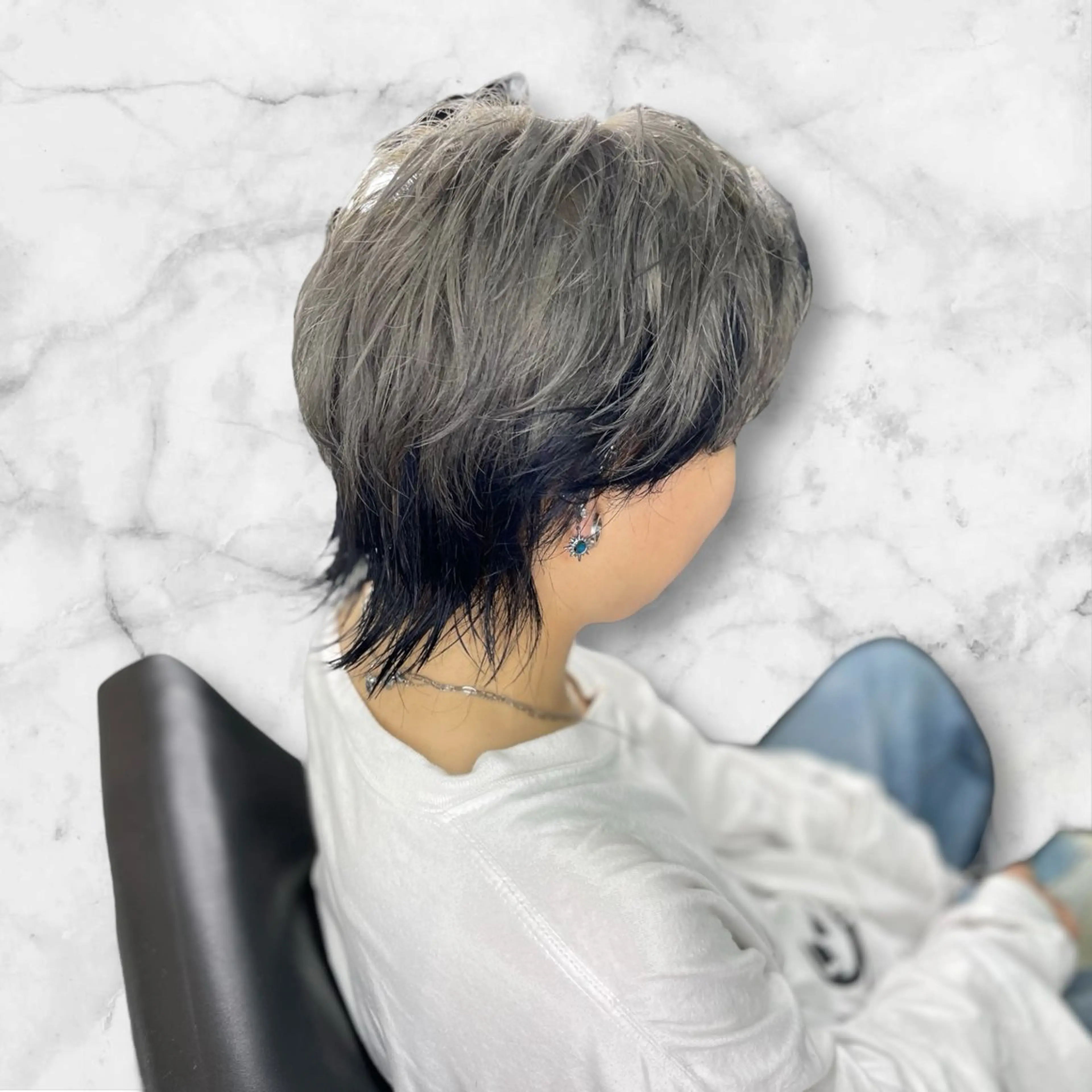 ミディアム カラー 黒髪 ブリーチ ブルーカラー ブルーブラック シルバー セルバ所属・HIRORO ブリーチ/ハイトーンのヘアスタイル