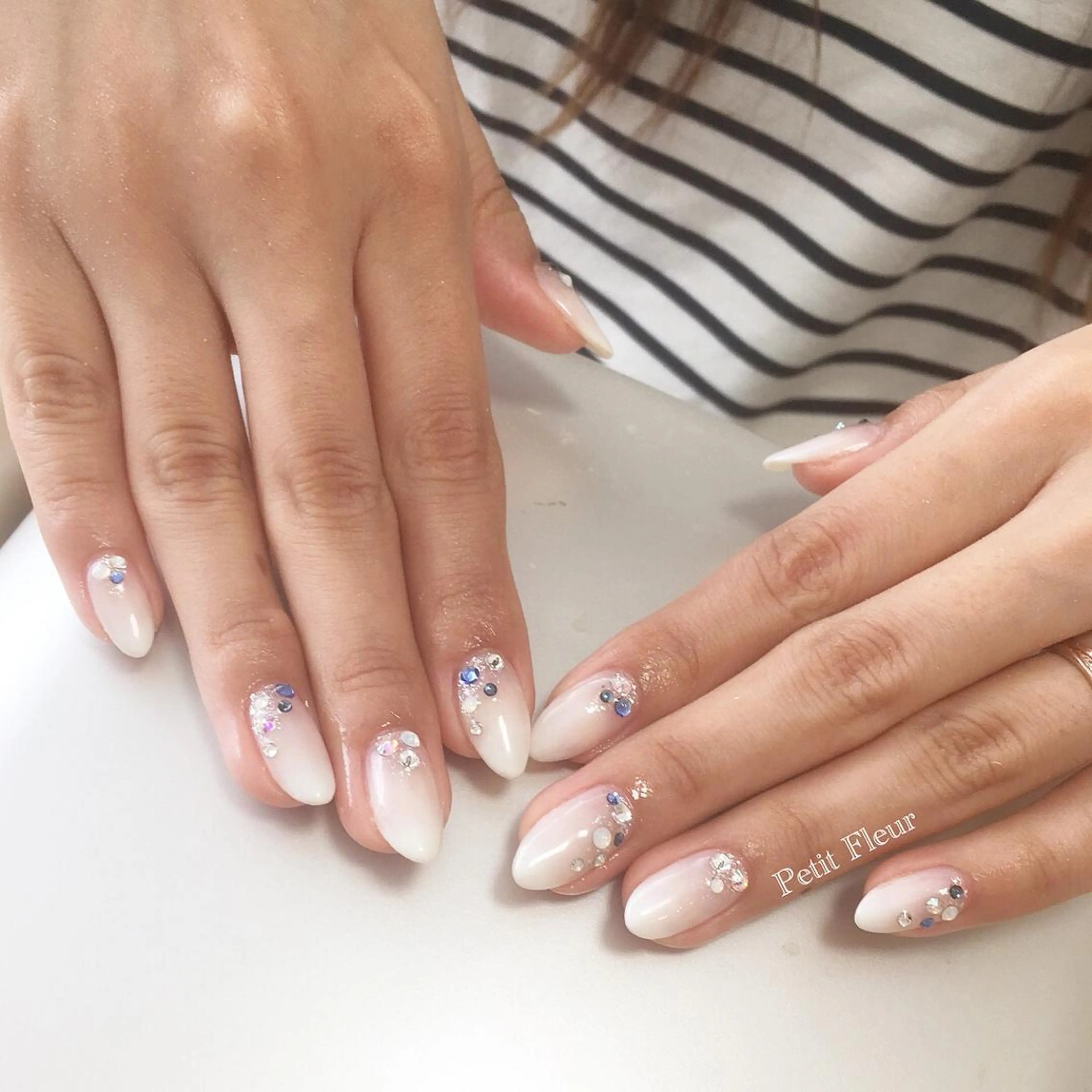 ネイル ブルー ネイビー ブライダルネイル ホワイト Petit Fleur所属・青柳 亜梨奈のマツエク・マツパデザイン