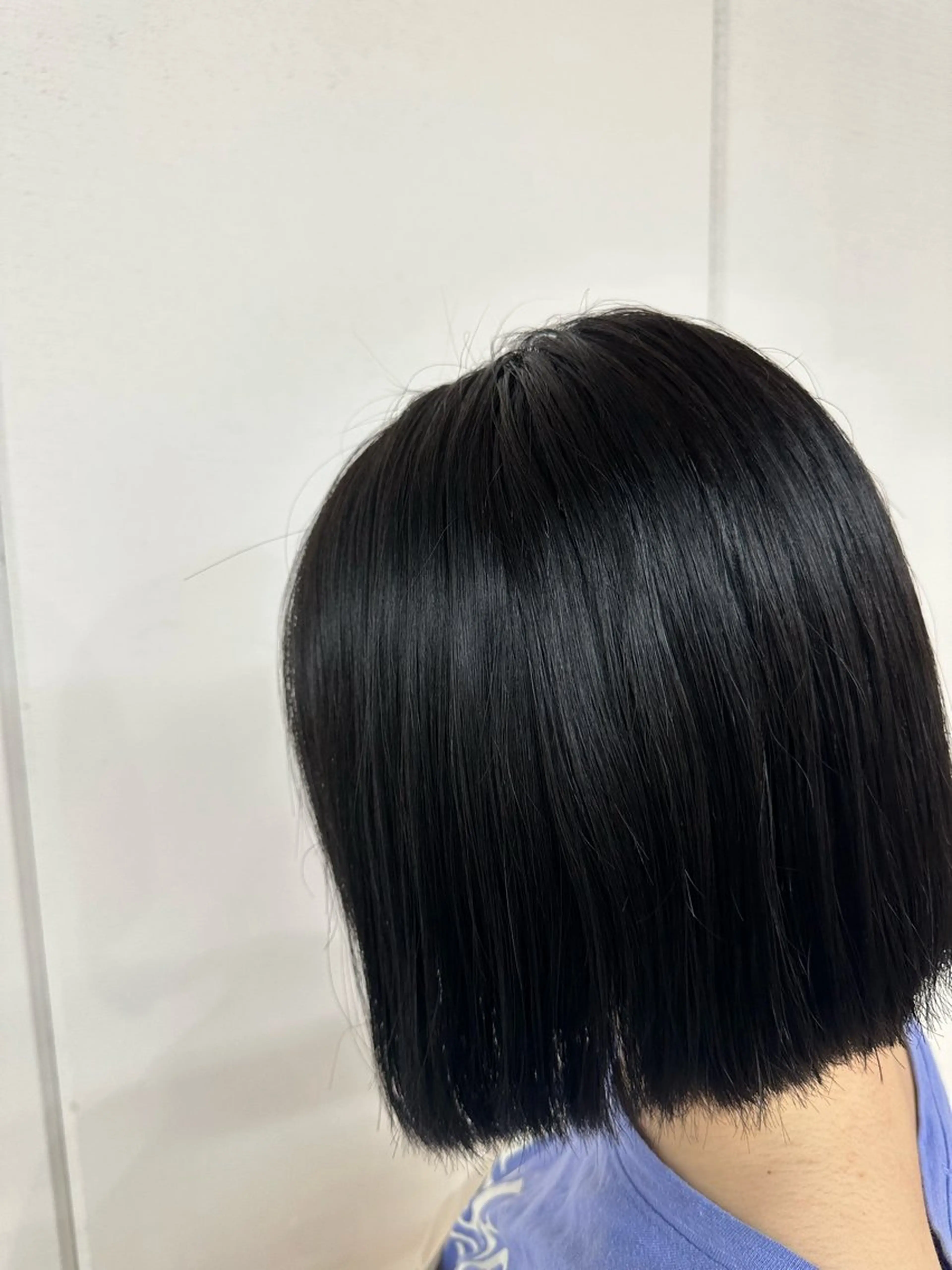 ショート カラー 黒髪 ブルーカラー ブルーブラック ヘアカラー 松本 莉央のヘアスタイル