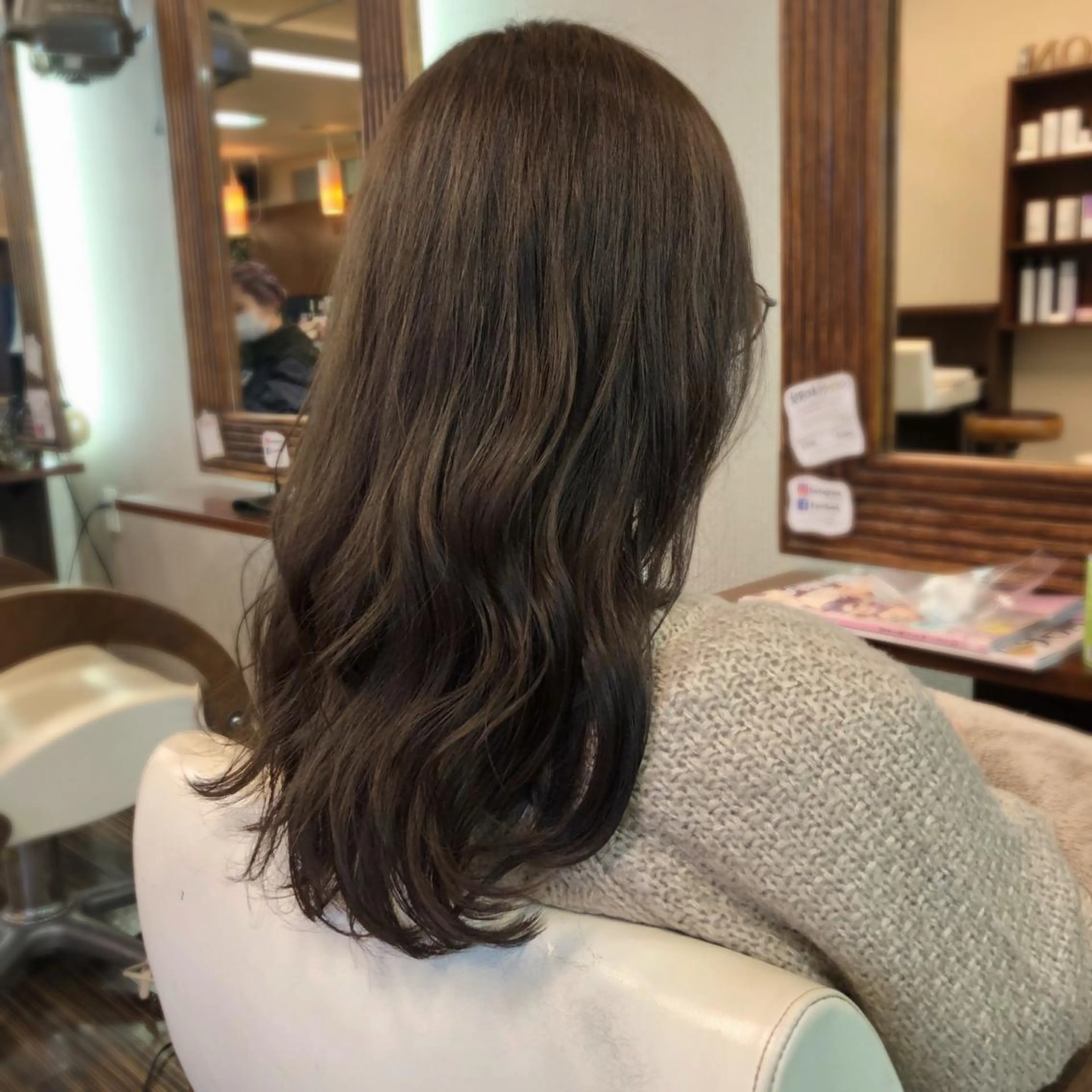 セミロング カラー ヘアカラー トリートメント 山崎 絵莉香のヘアスタイル