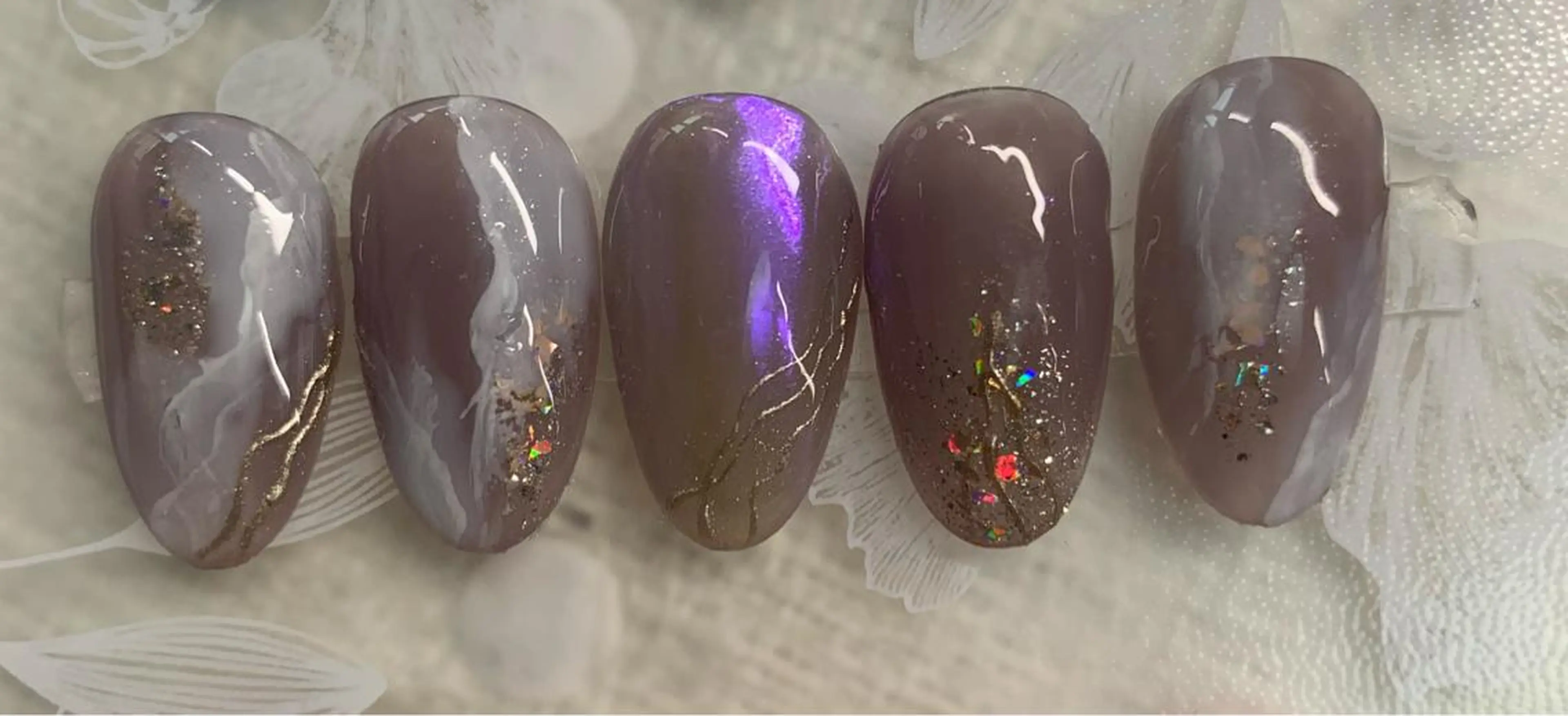 ネイル オーロラネイル ゴールド ラメ(グリッター) ニュアンスネイル Kira Nailのネイルデザイン