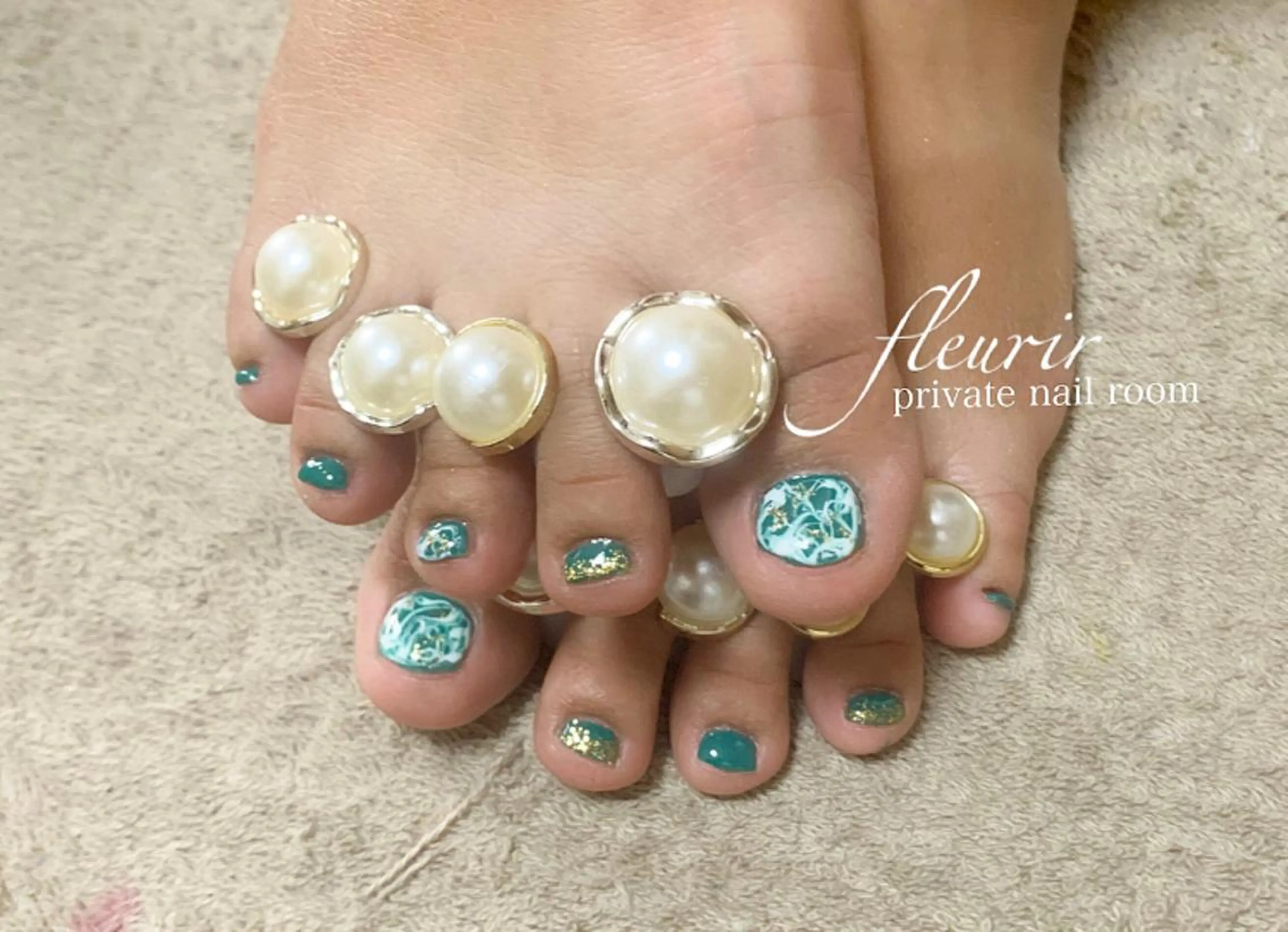 ネイル フットネイル ゴールド グリーン ラメ(グリッター) 大理石ネイル(マーブル) フルリール 【プライベートサロンのネイルデザイン