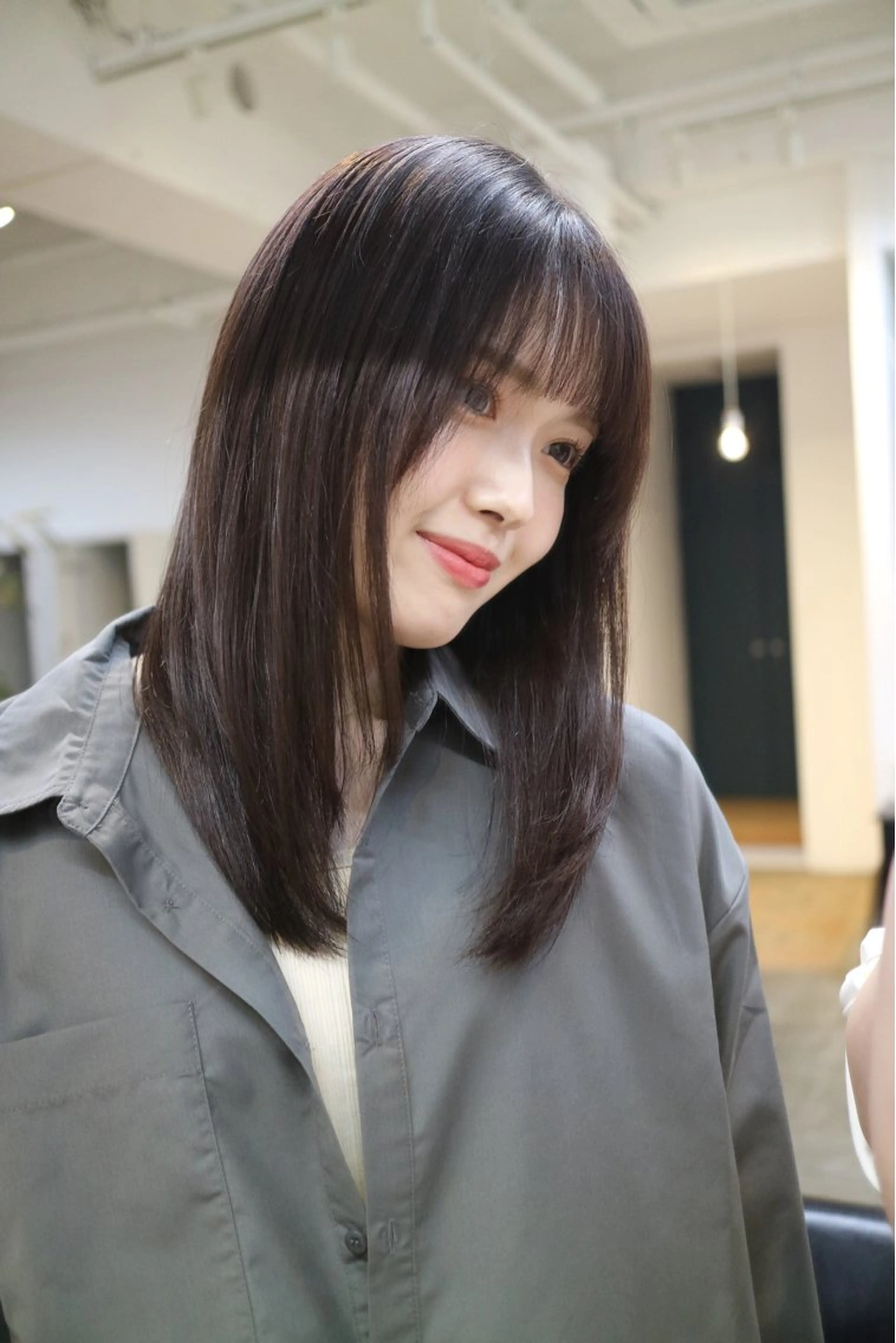 ミディアム カット ヘアカラー トリートメント mina / 透明感ベージュカラーのヘアスタイル