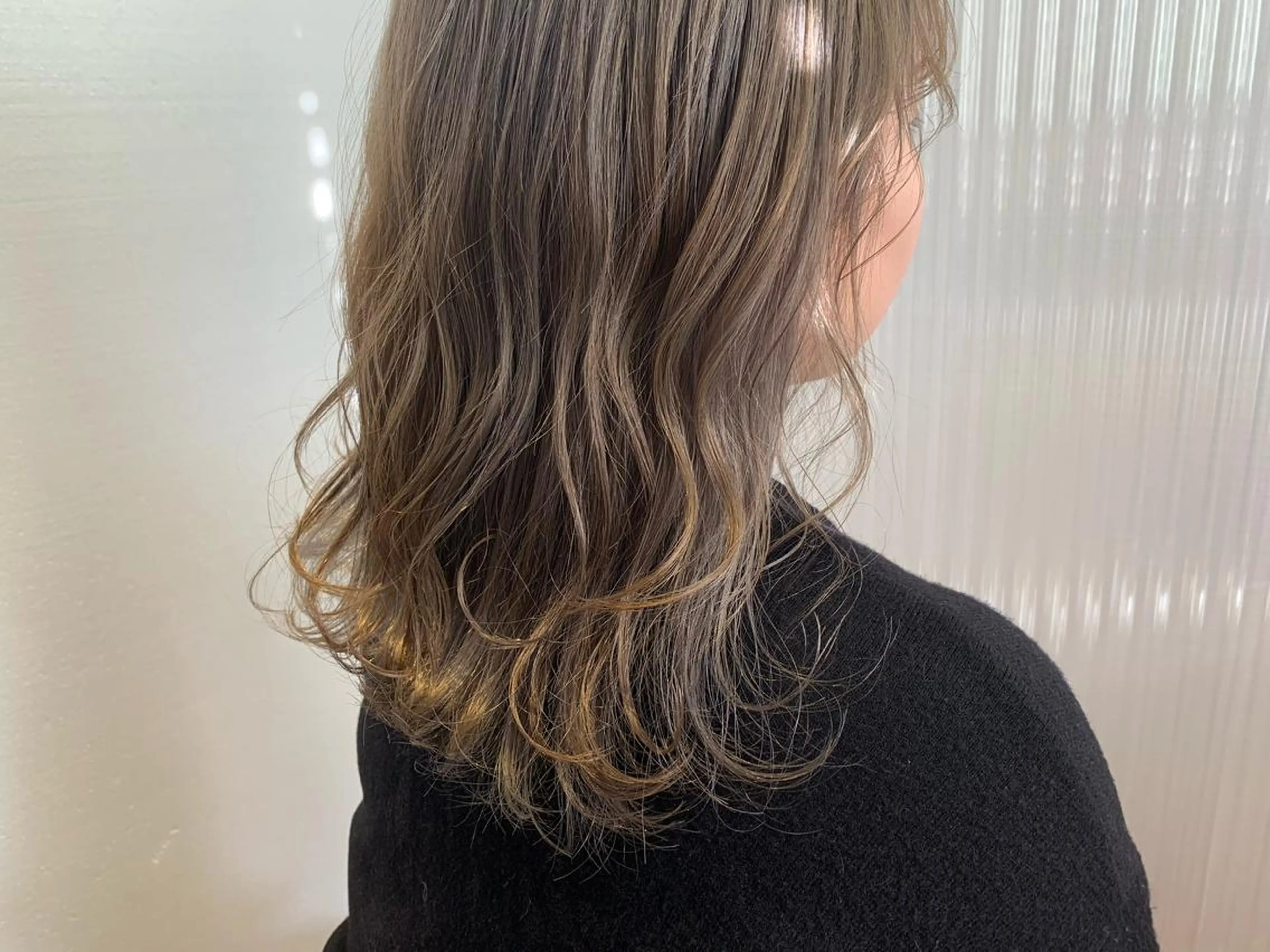 セミロング カラー ブリーチ 【Uneユヌ】菊地 春那のヘアスタイル