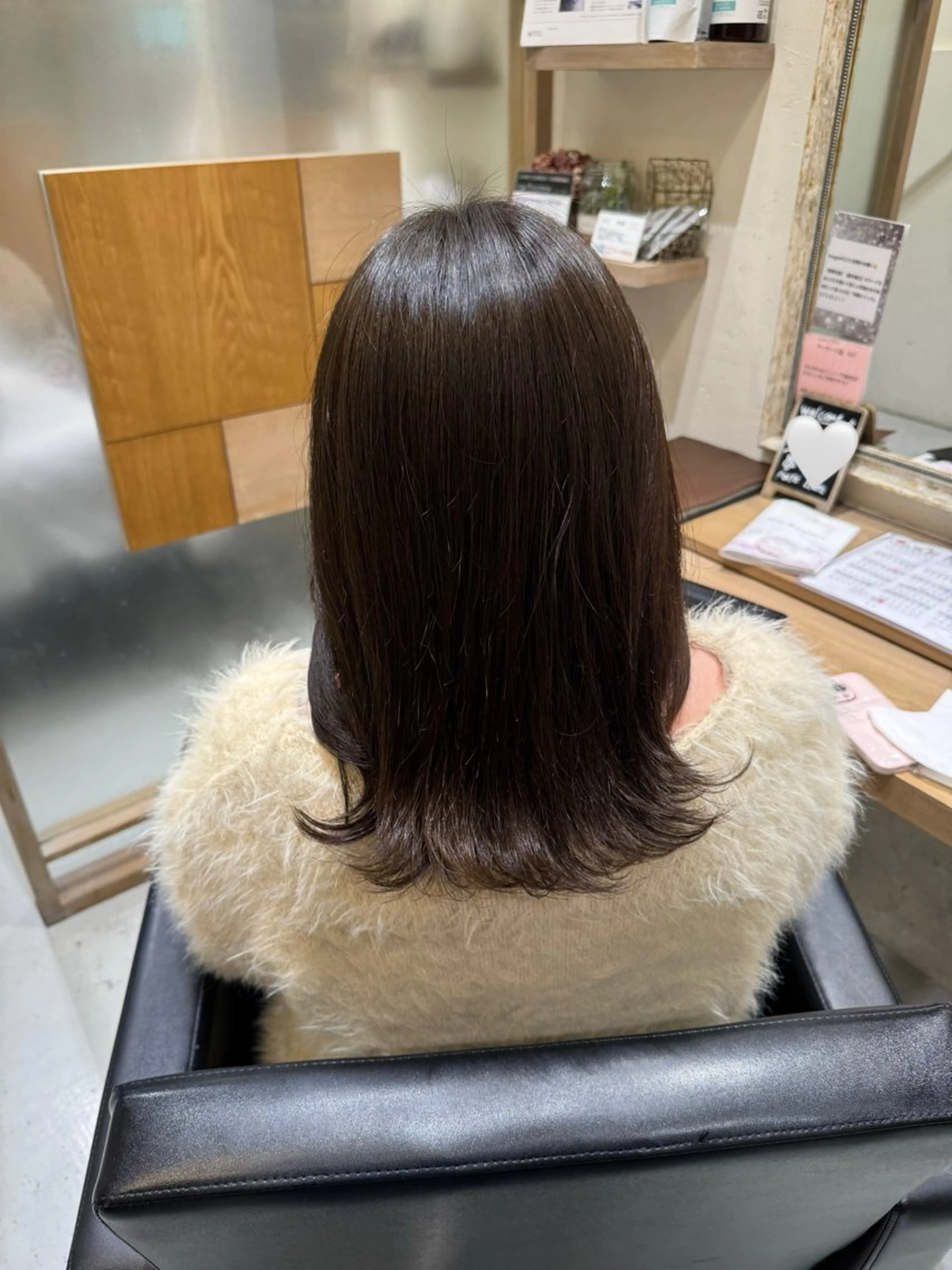 ミディアム カラー ベージュカラー 透明感カラー オリーブベージュ カット ヘアカラー 透明感カラー/顔周り カット/レイヤーにかのヘアスタイル