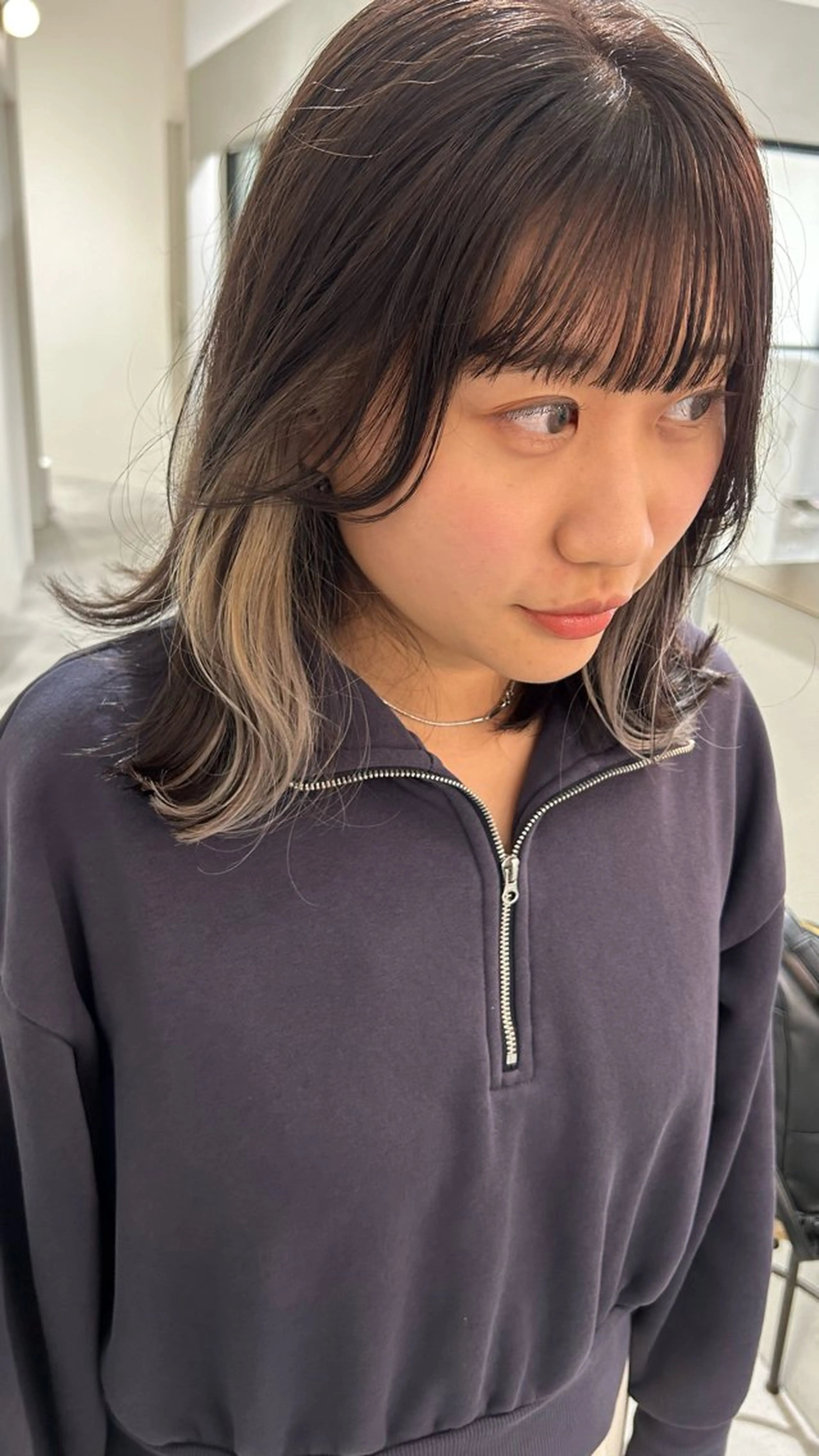 ミディアム カラー ブリーチ ブロンド ホワイトブロンド ヘアカラー オリーブベージュ/ ブリーチなし透明感のヘアスタイル