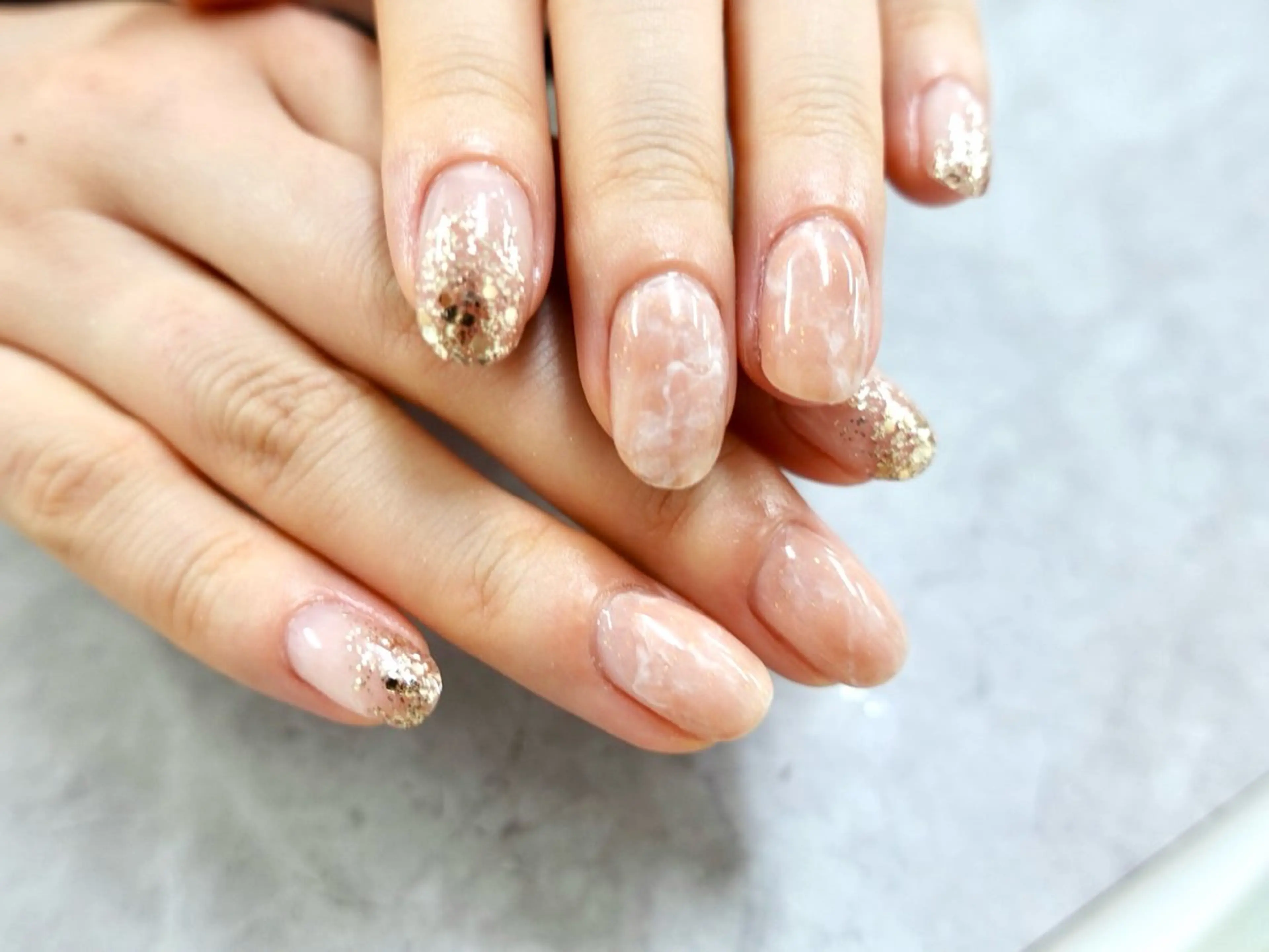 ネイル ゴールド ホログラムネイル ニュアンスネイル Nail salon Halea 原田さえのネイルデザイン