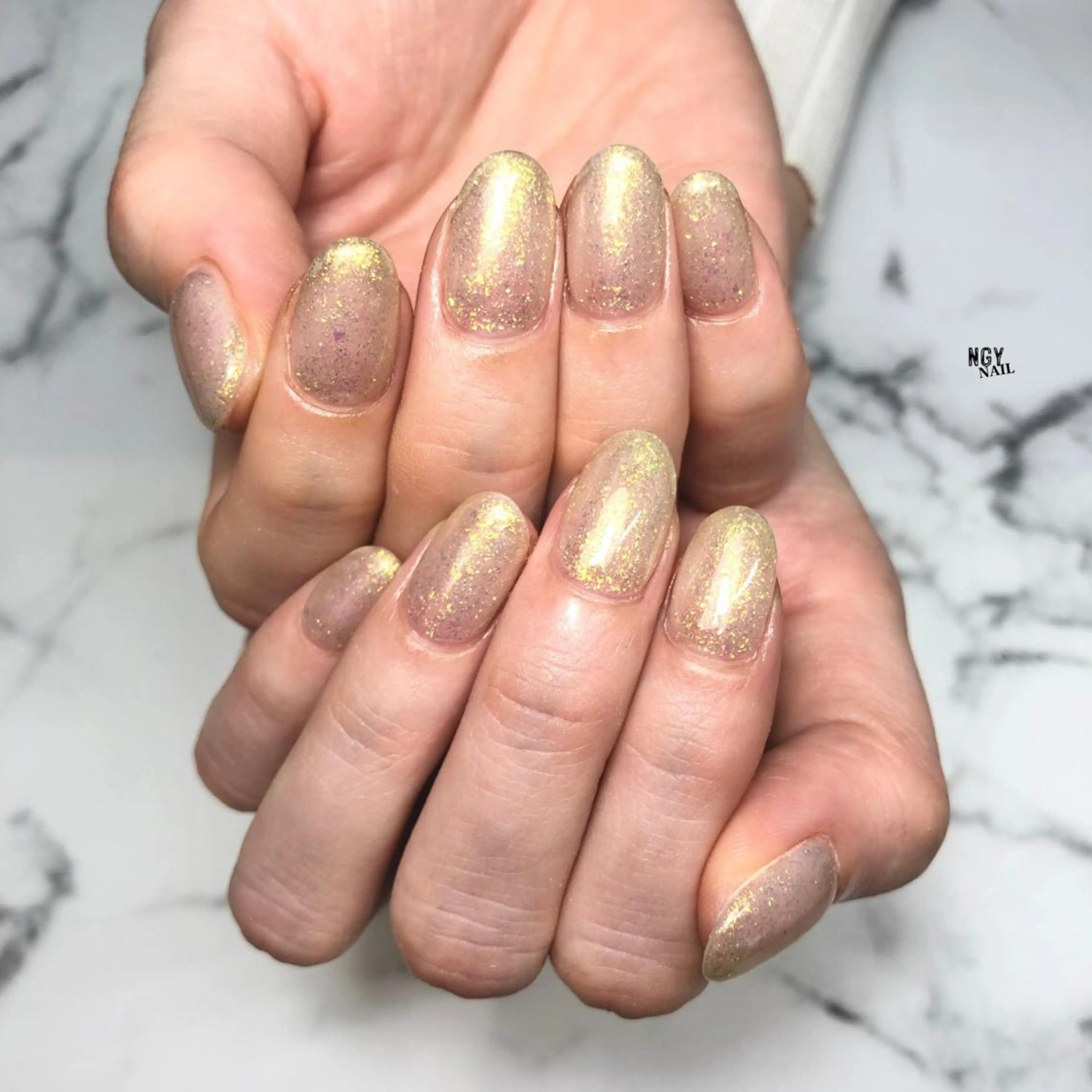 ネイル ジェルネイル ゴールド ニュアンスネイル オフィスネイル ワンカラーネイル ハンドネイル NAIL NOWのネイルデザイン