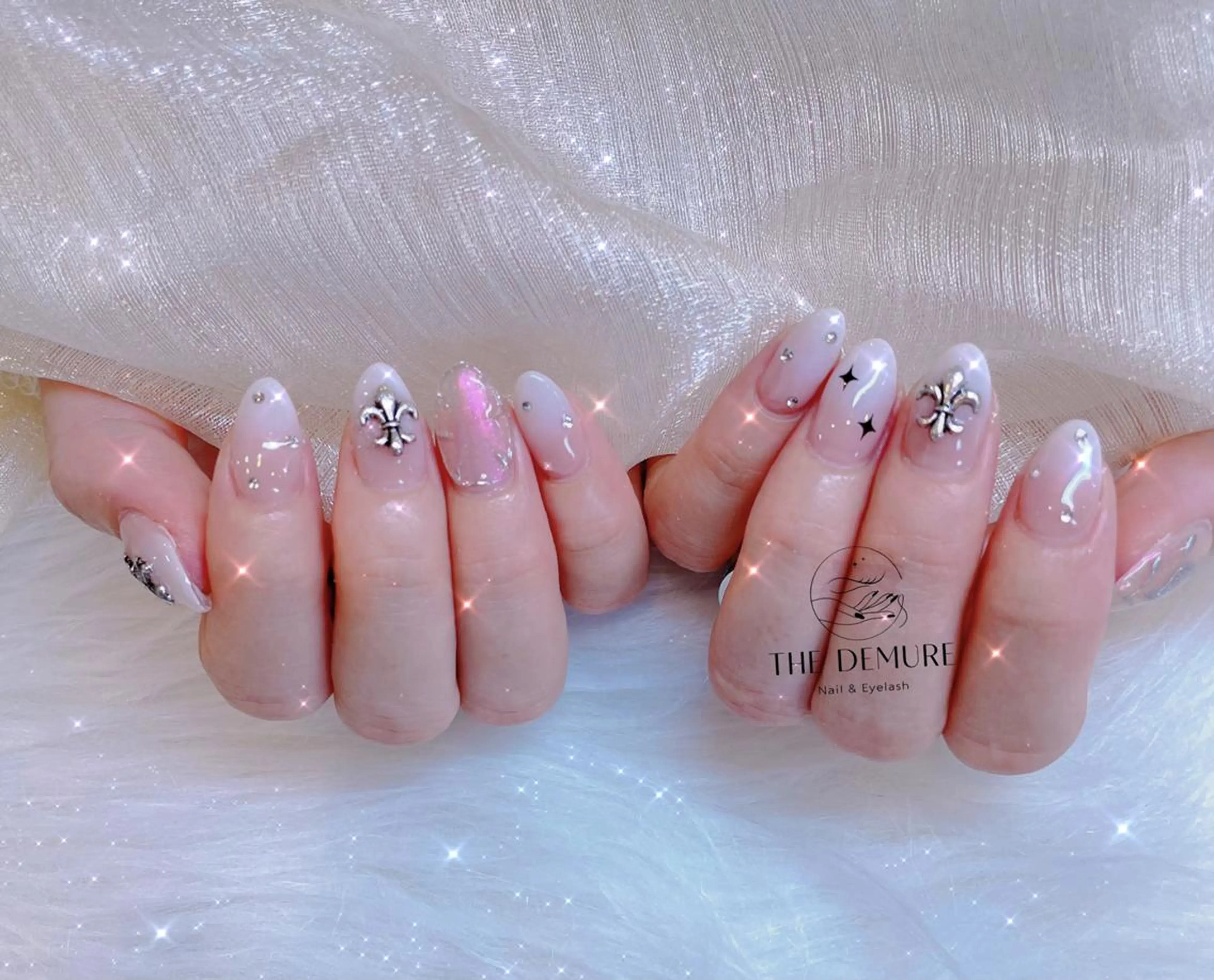 ネイル アートネイル フレンチネイル キラキラネイル 韓国ネイル 水色 ハンドネイル ハンドケア Demure Coco 銀座店のネイルデザイン