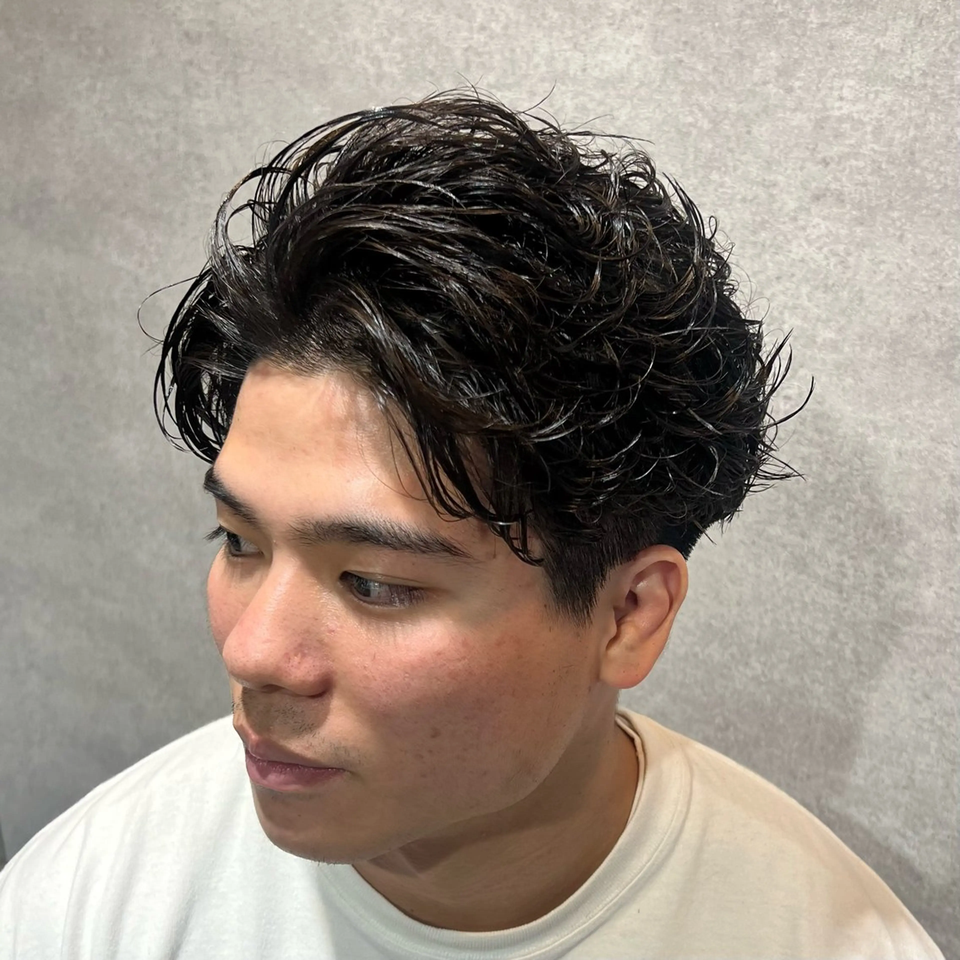 ショート カラー パーマ ヘアアレンジ メンズ センターパート メンズハイライト メンズメッシュ マッシュ メンズパーマ 仕上がり満足度No. 1🔥BLUCK🔥のヘアスタイル