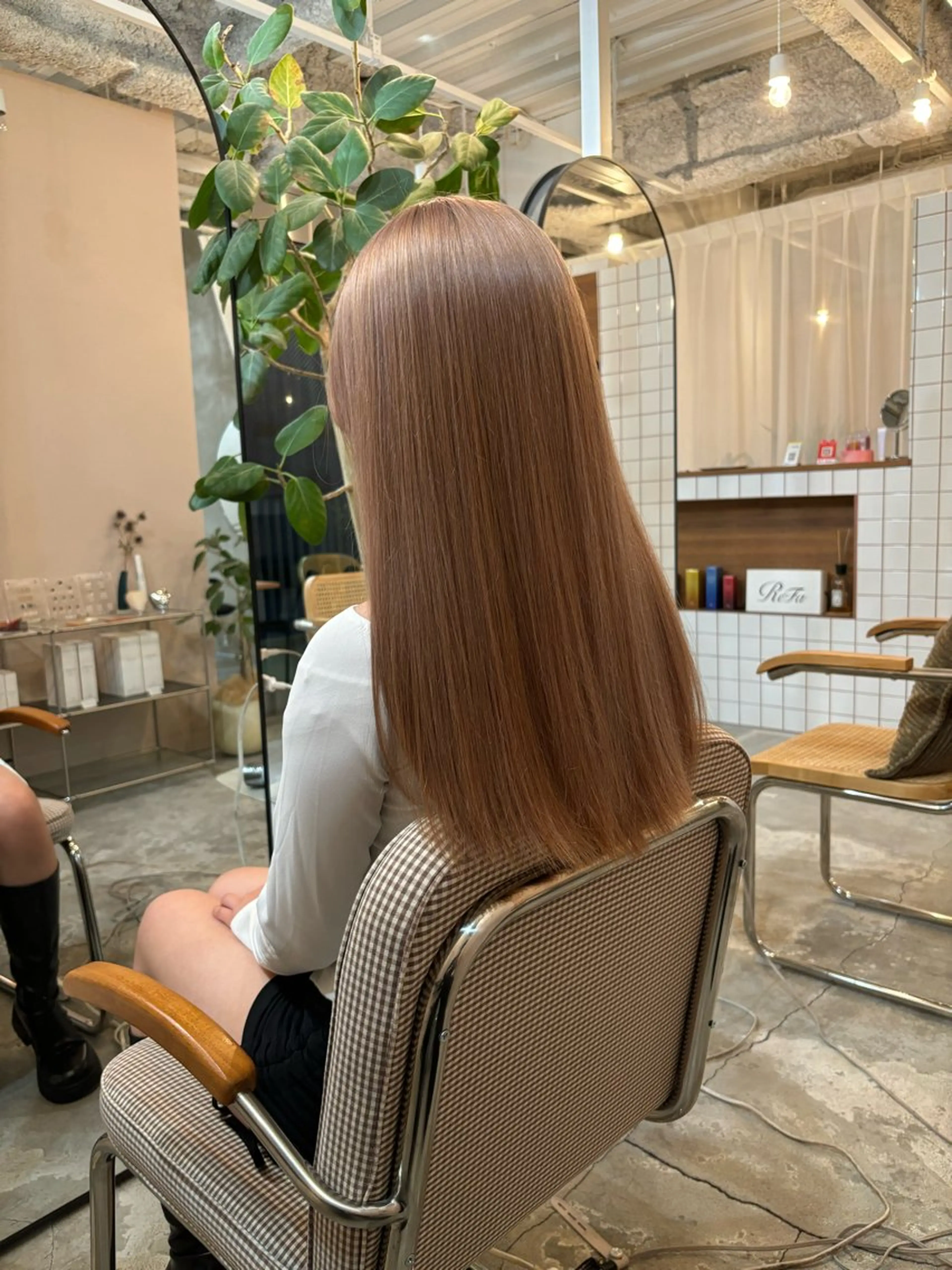 セミロング カラー ベージュカラー ブリーチ 透明感カラー ミルクティーベージュ 林　蓮／レイヤー /透明感カラーのヘアスタイル