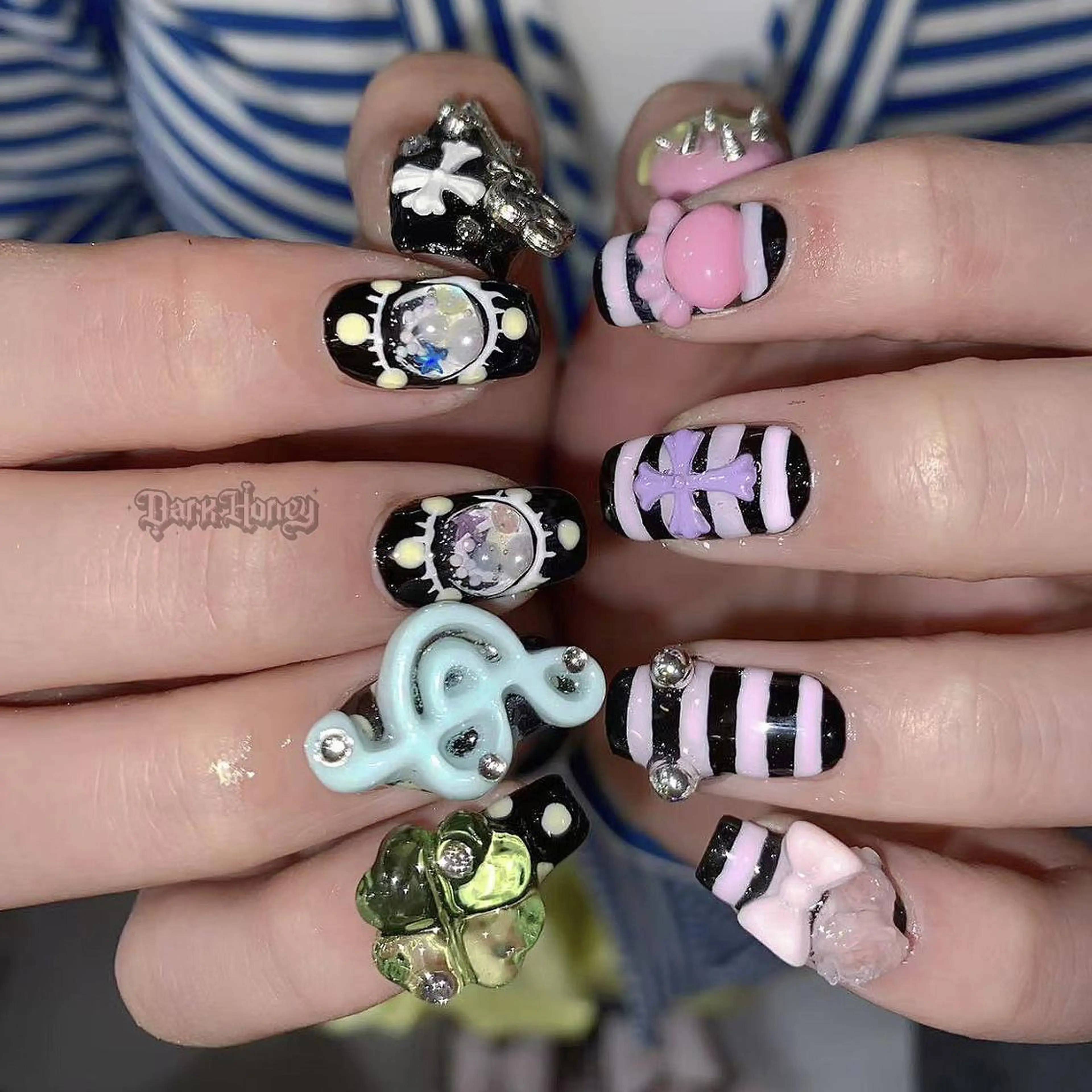 ネイル ボーダー ドット ハンドネイル Dark Honey karinのネイルデザイン