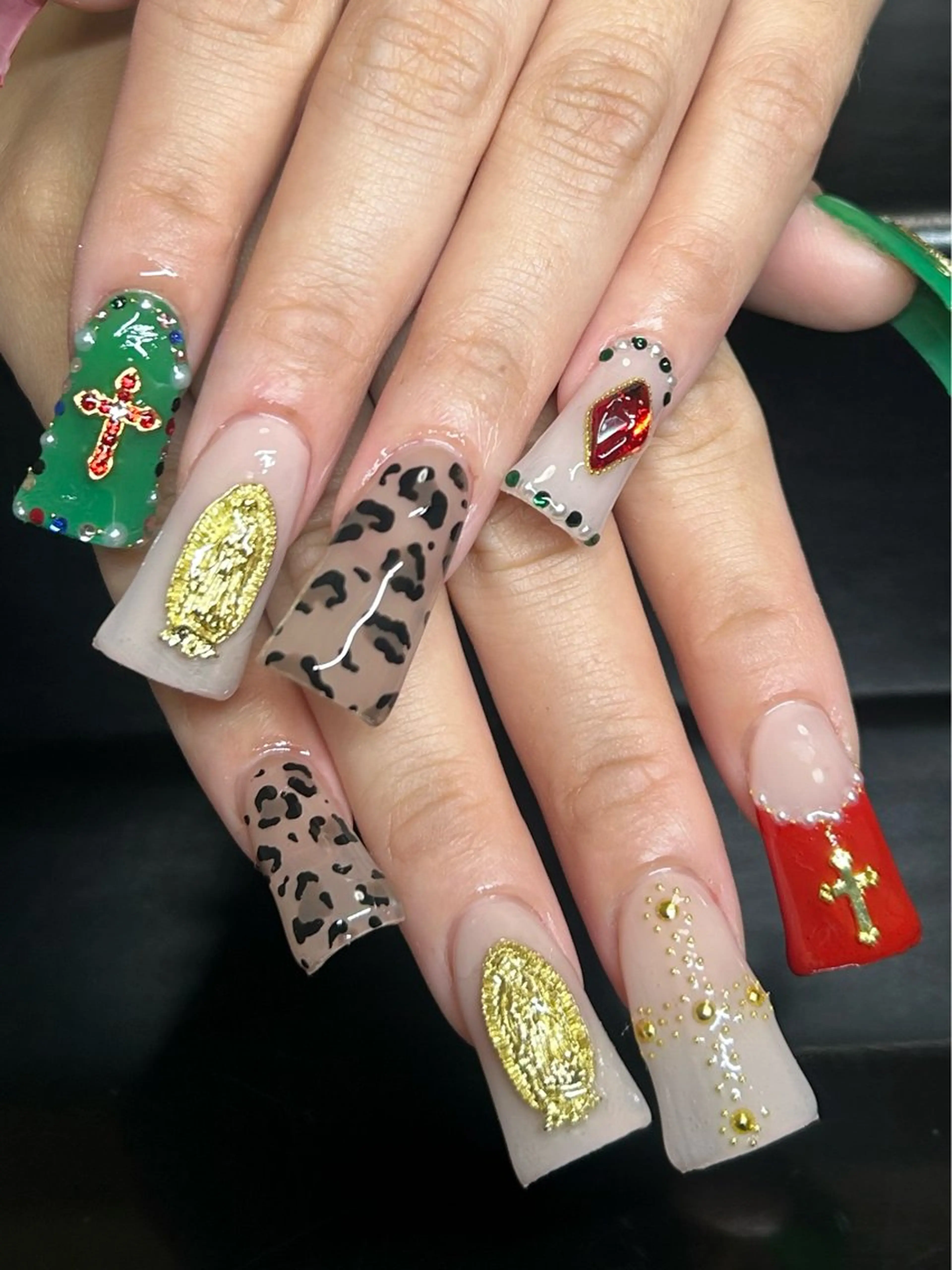 ネイル ゴールド ハンドネイル NAIL ROOM COZMIC SISTA所属・Ronny ロニ 森ノ宮❤のネイルデザイン