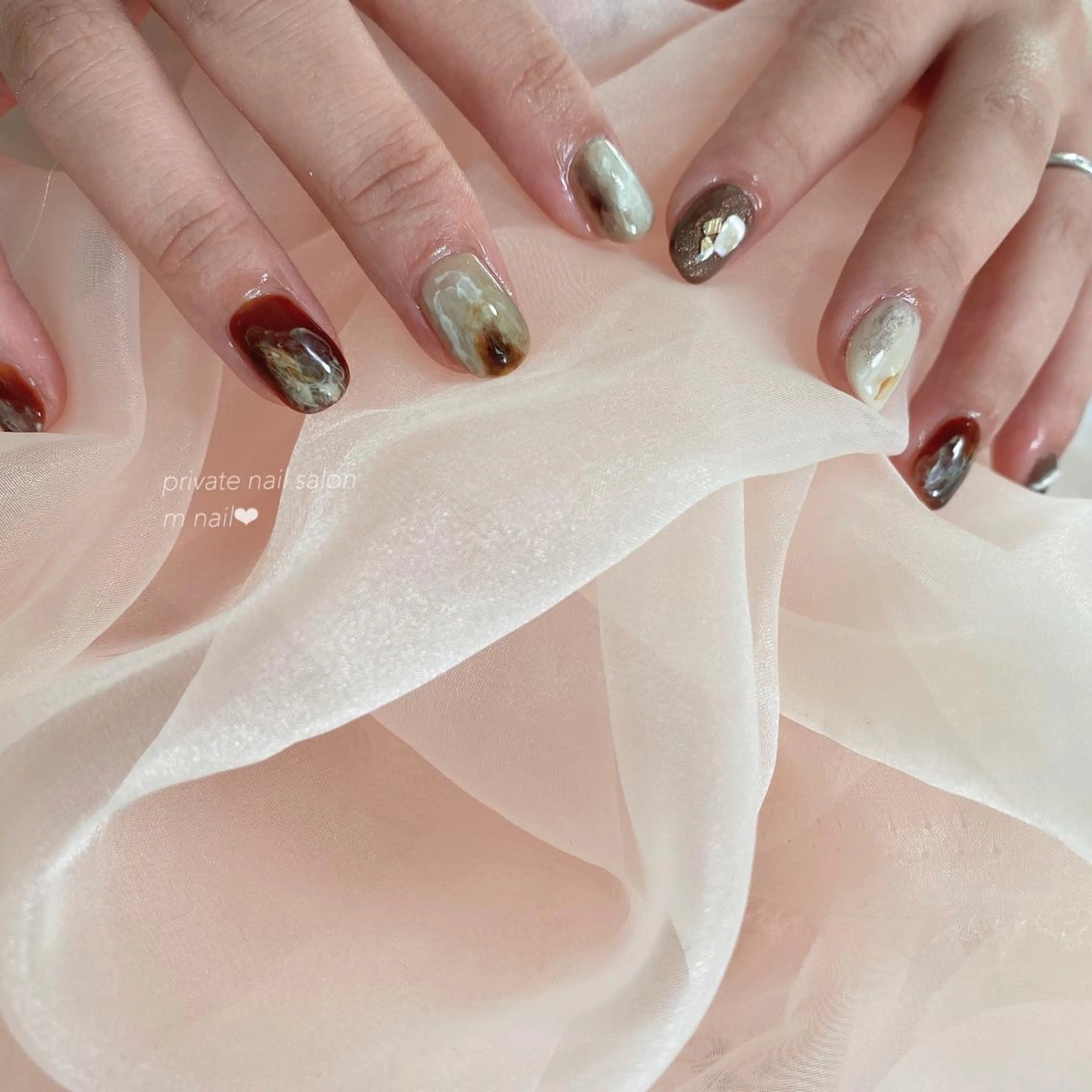 ネイル ブラウン ニュアンスネイル ハンドネイル 小河原 舞のネイルデザイン