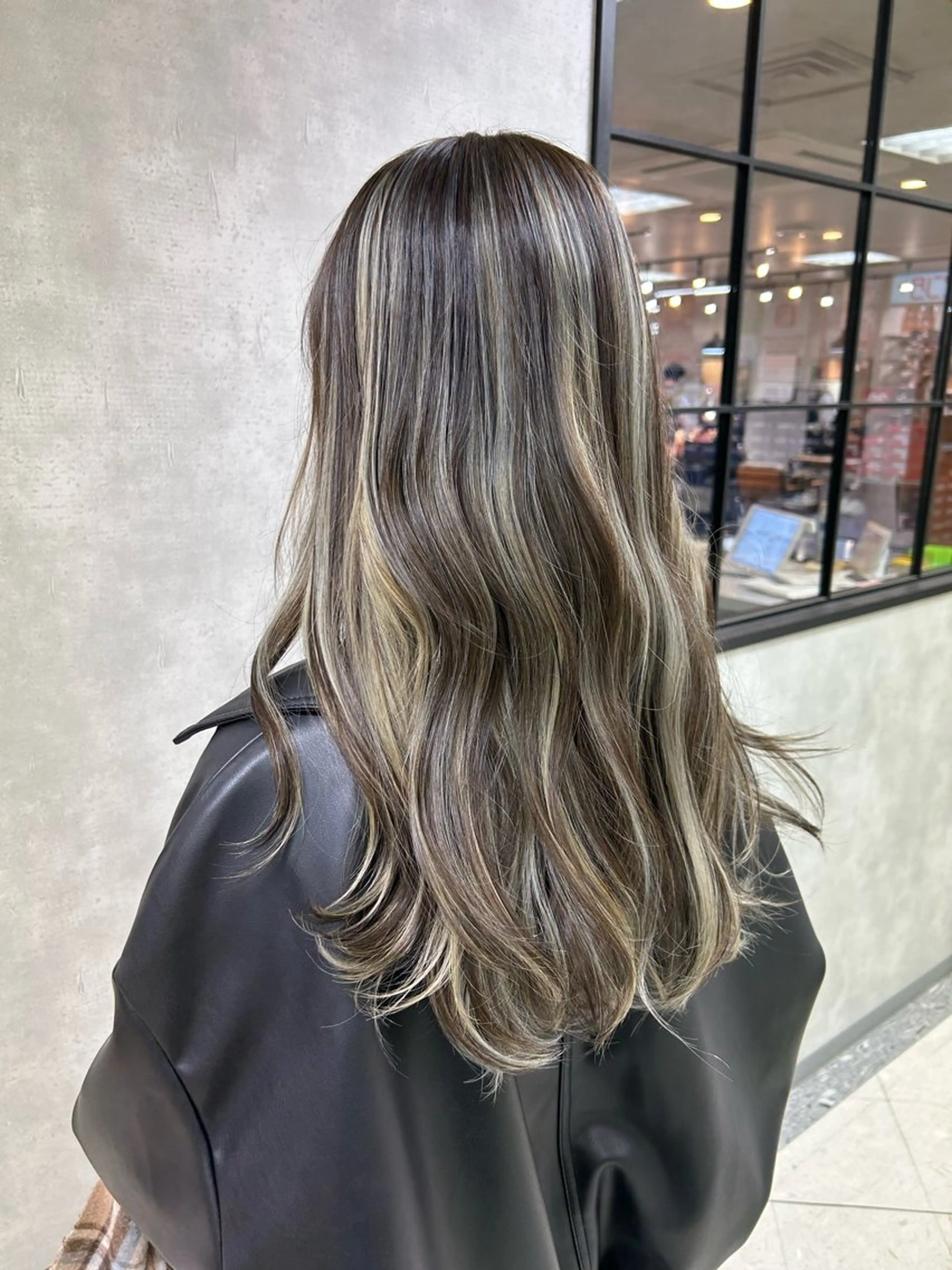 カット＋白髪ぼかしハイライトカラー＋2stepトリートメント　￥12900の写真