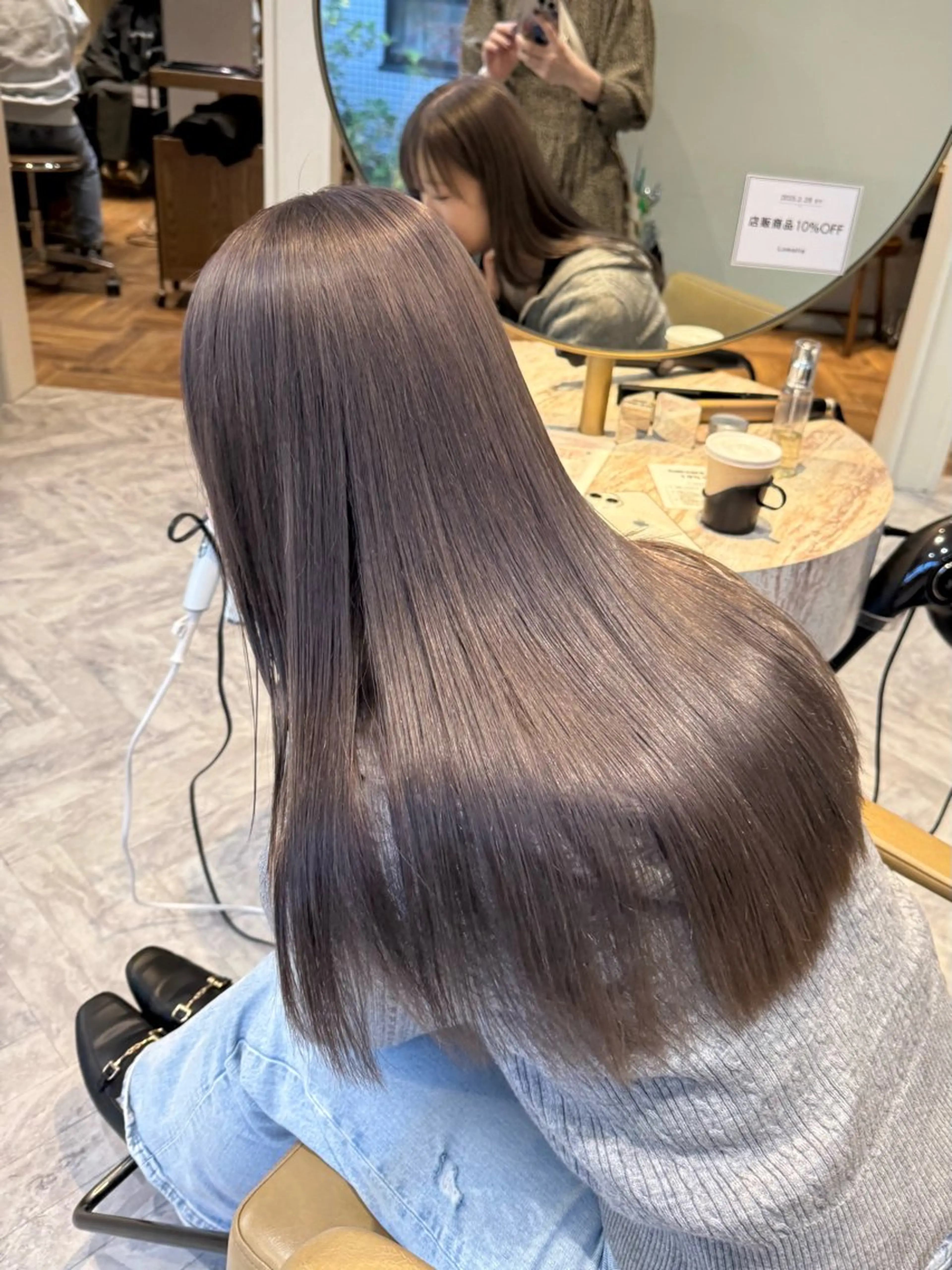 ロング カラー ミルクティー× グレージュMOMOのヘアスタイル