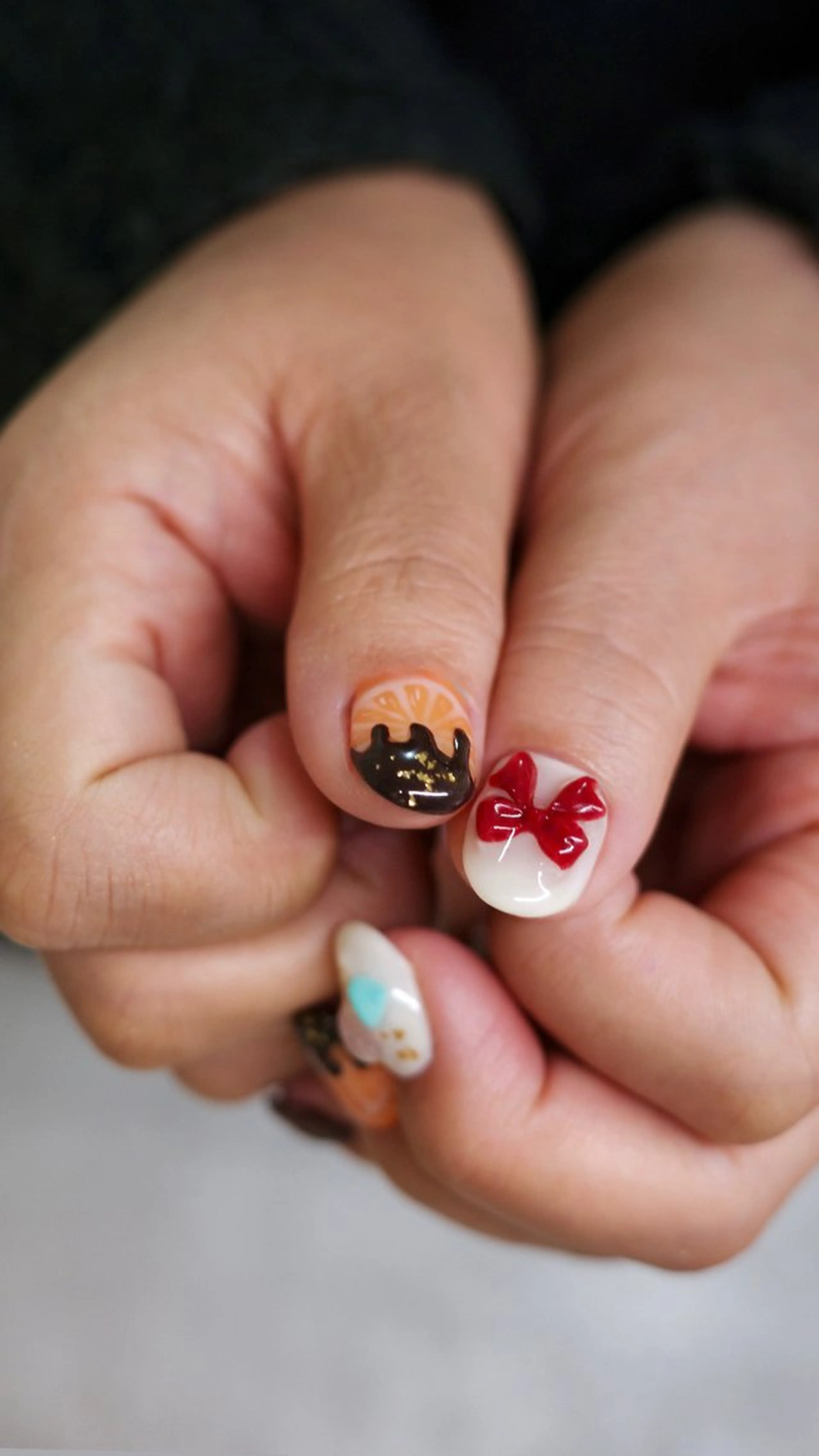 ネイル ブラウン リボン バレンタイン ホワイト ハンドネイル pointillé .ayaのネイルデザイン