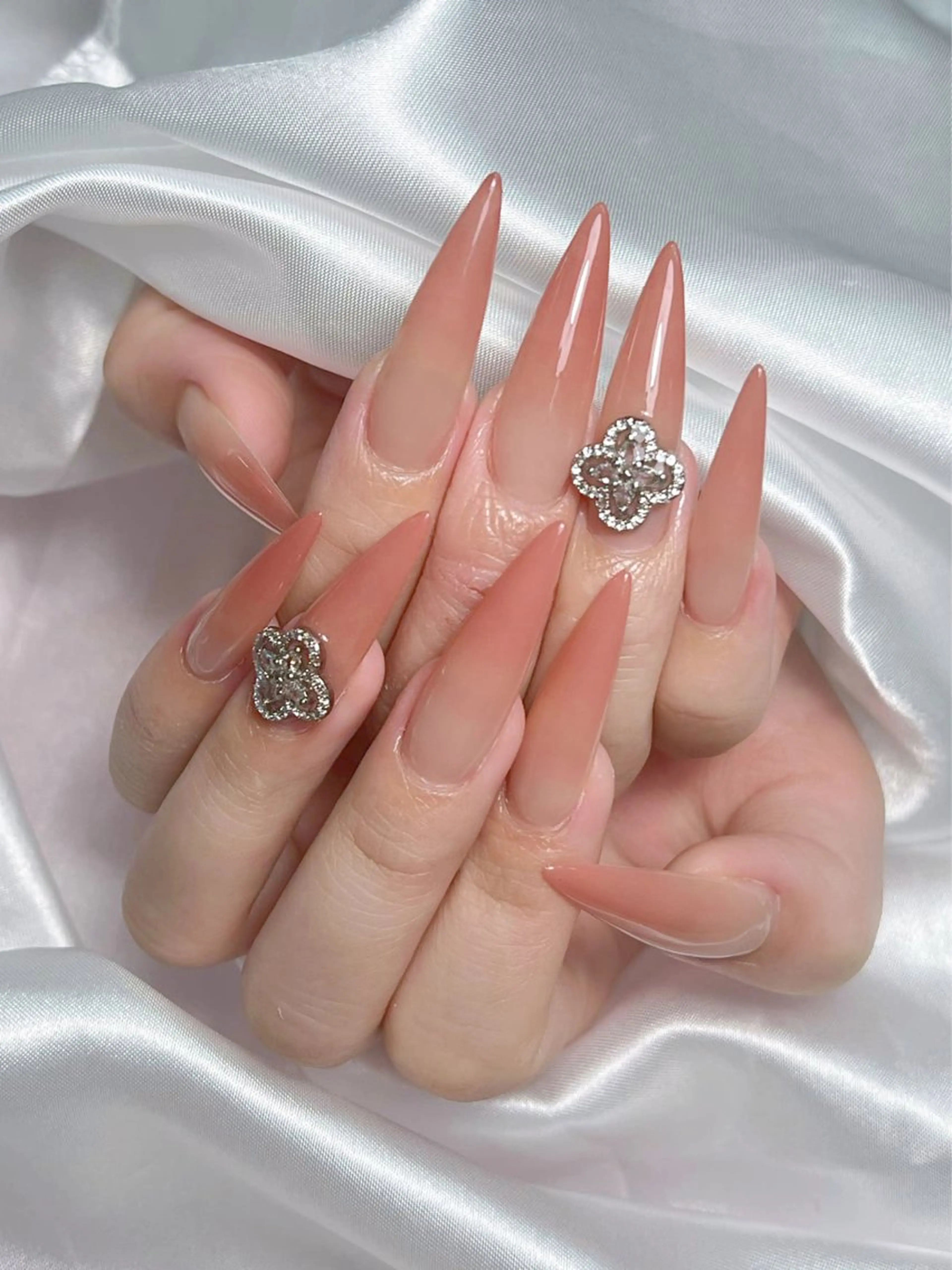 ネイル LEELA NAIL STUDIO所属・LEELA NAIL STUDIOのネイルデザイン