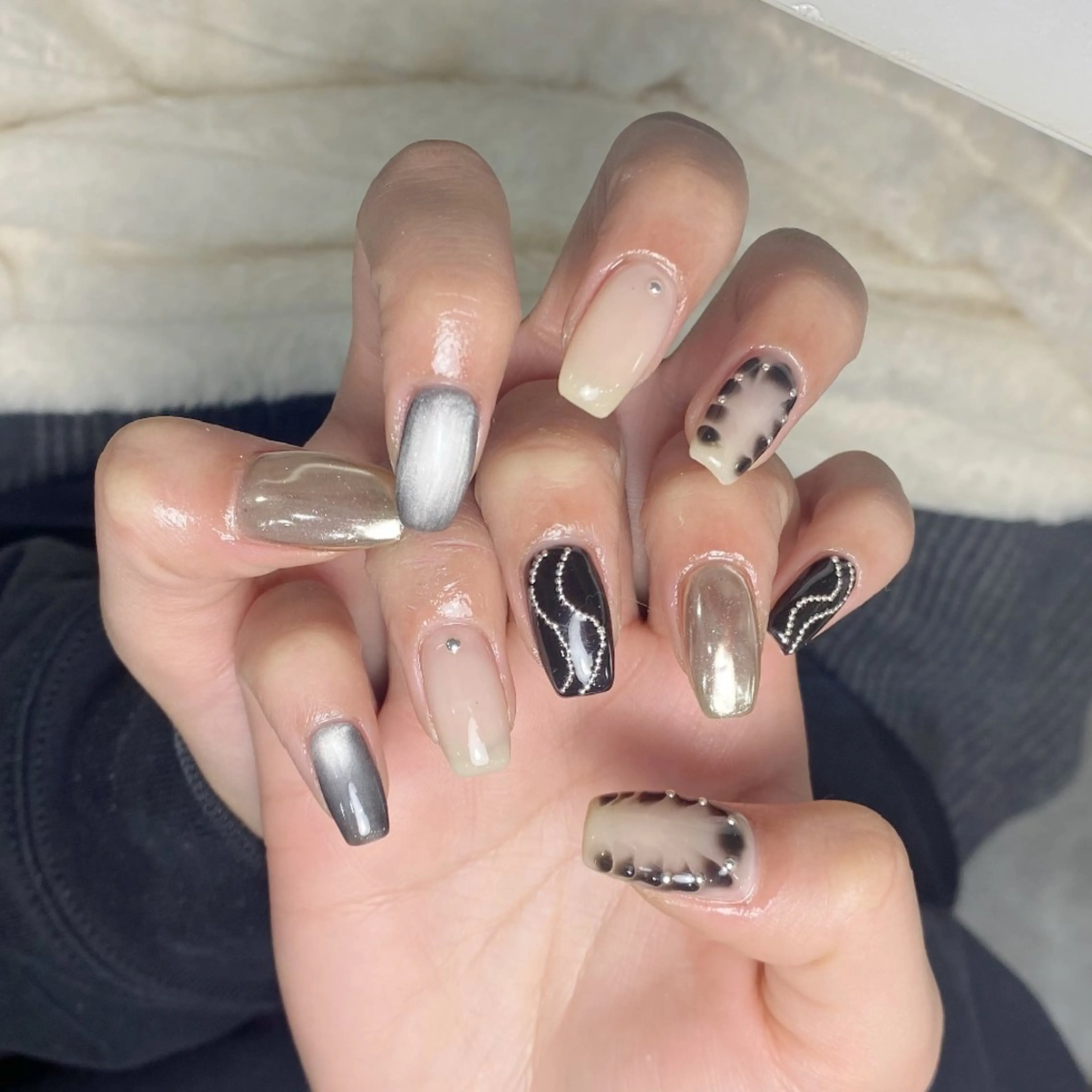 ネイル チークネイル フレンチネイル ジェルネイル ガーリー キラキラネイル ハンドネイル UM Nail Salonのネイルデザイン